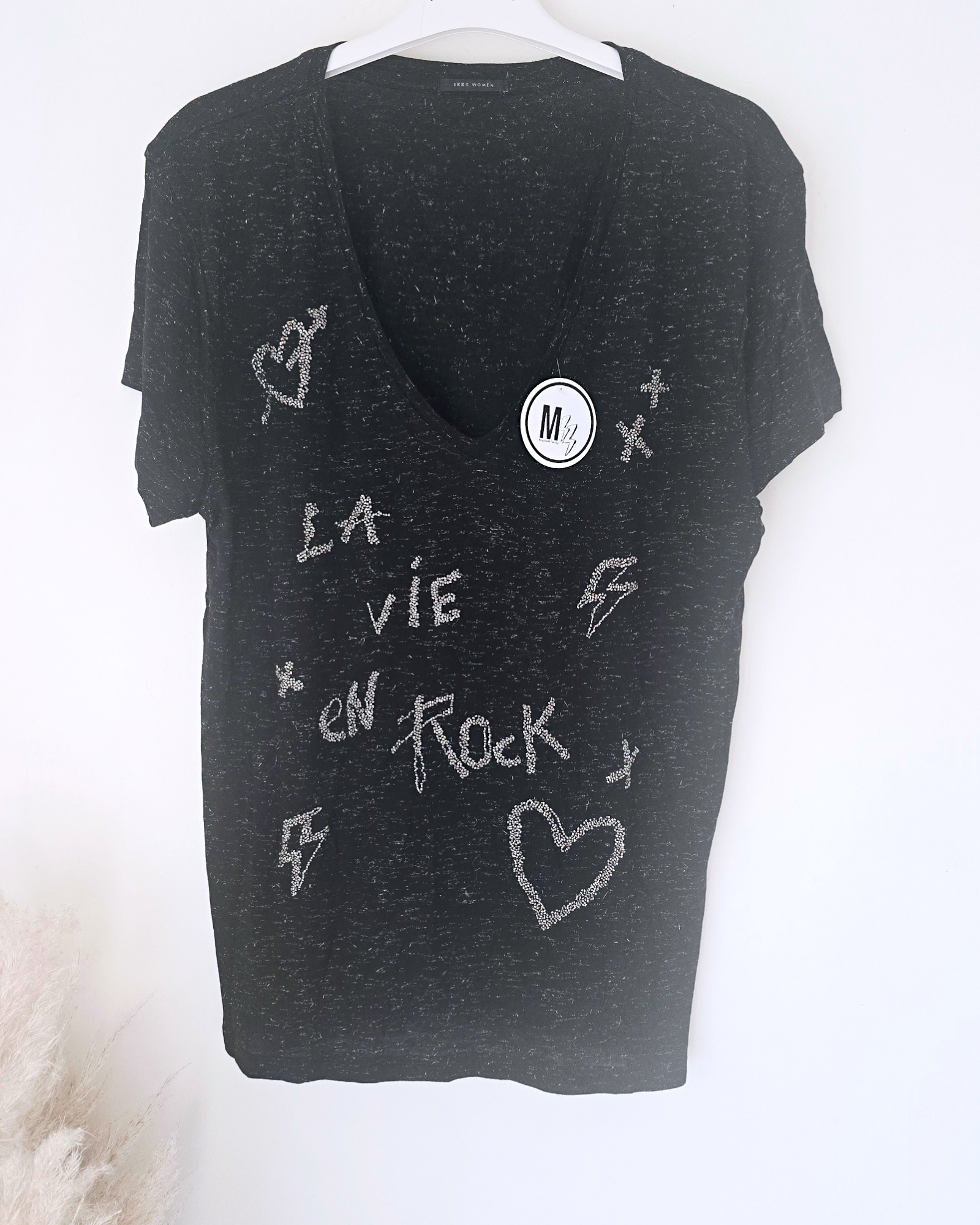 T-shirt noir avec perles bijoux