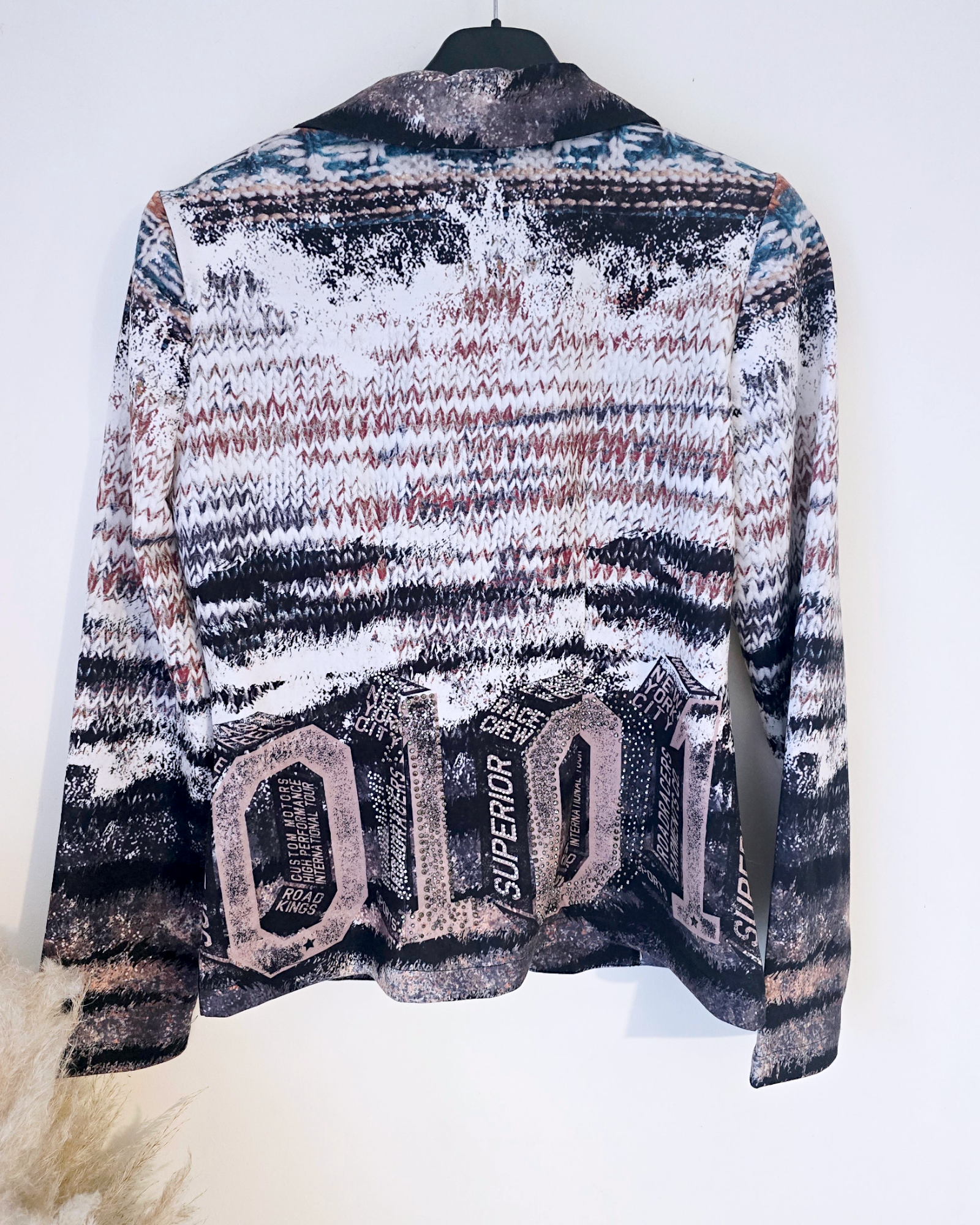Veste cintrée à imprimé et strass