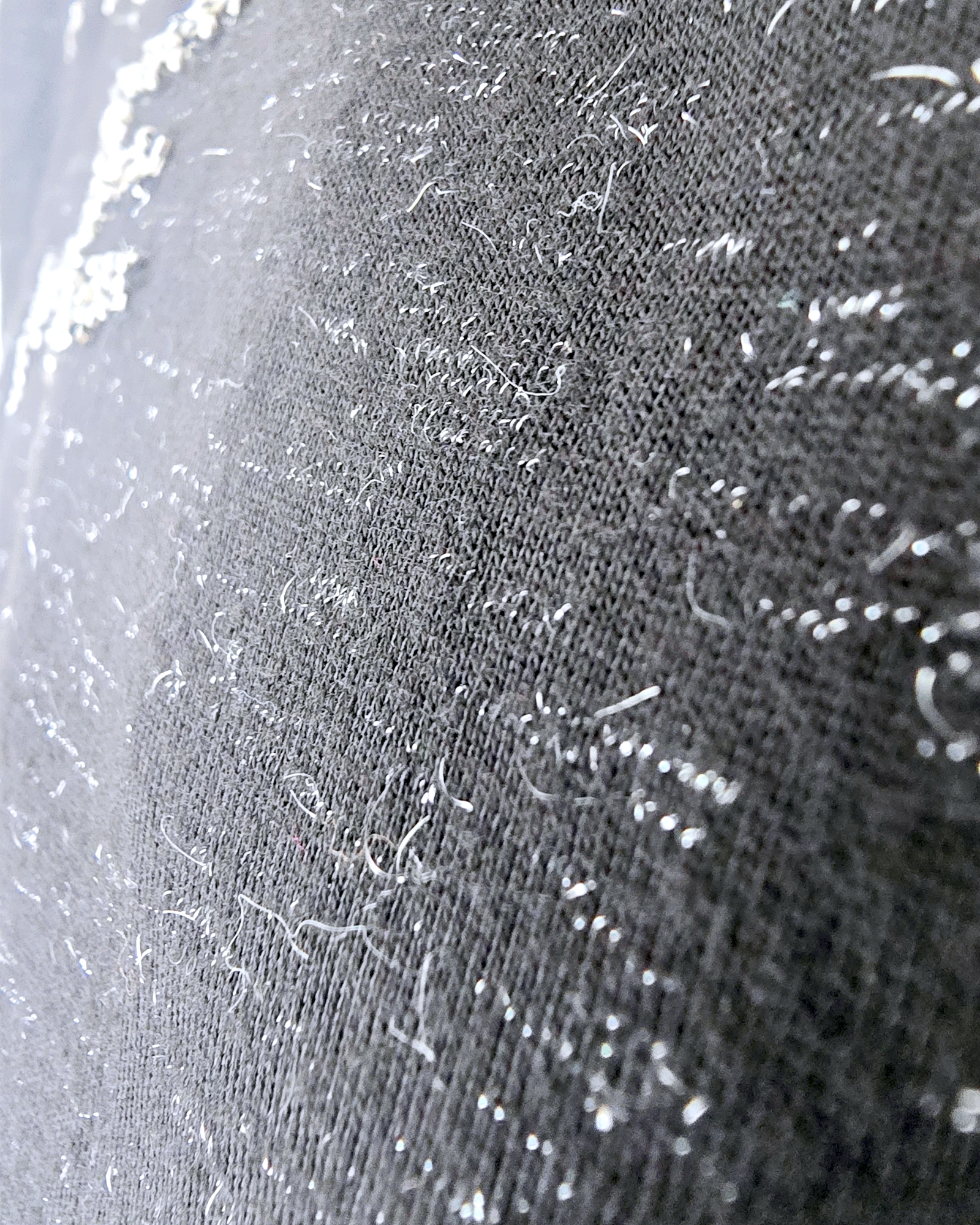 T-shirt noir avec perles bijoux