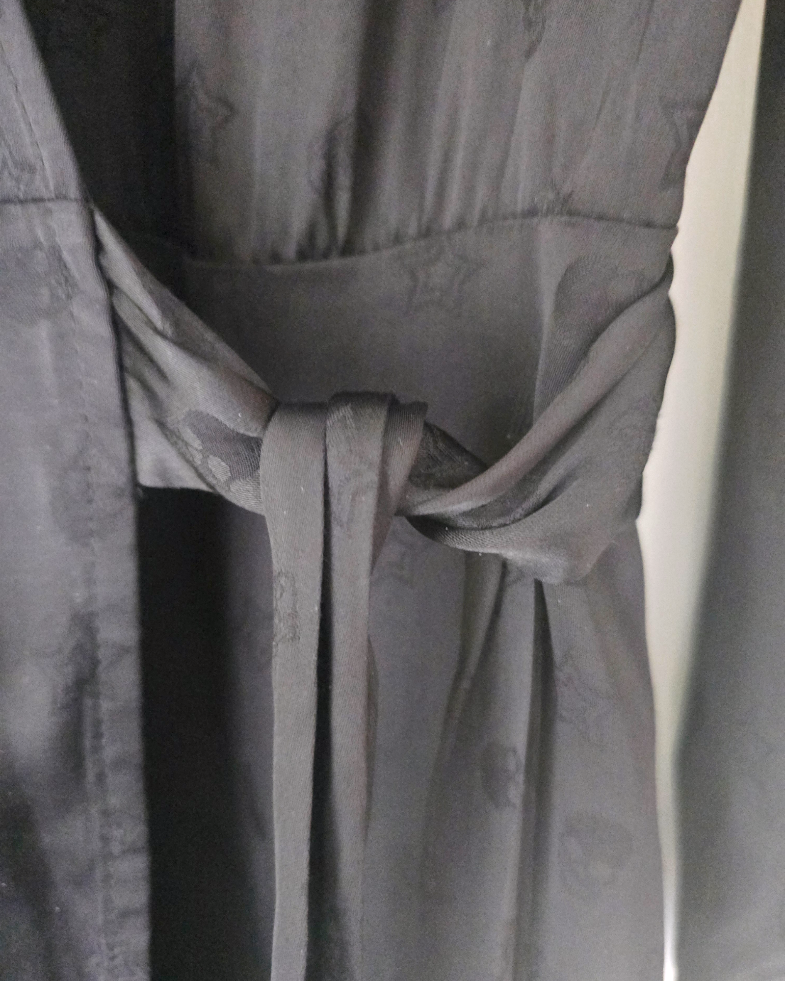 Robe noire skull en relief
