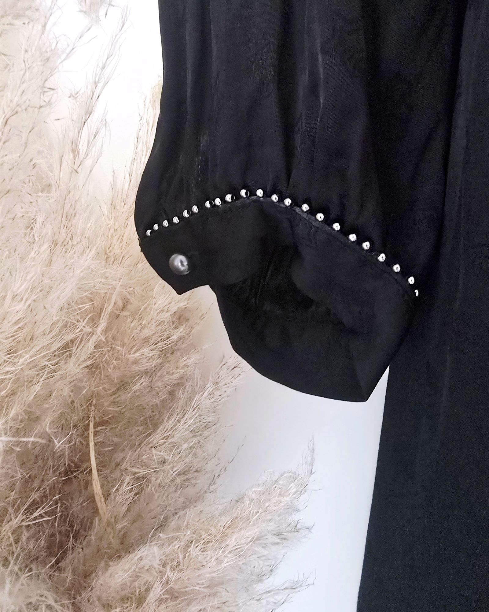 Robe noire skull en relief