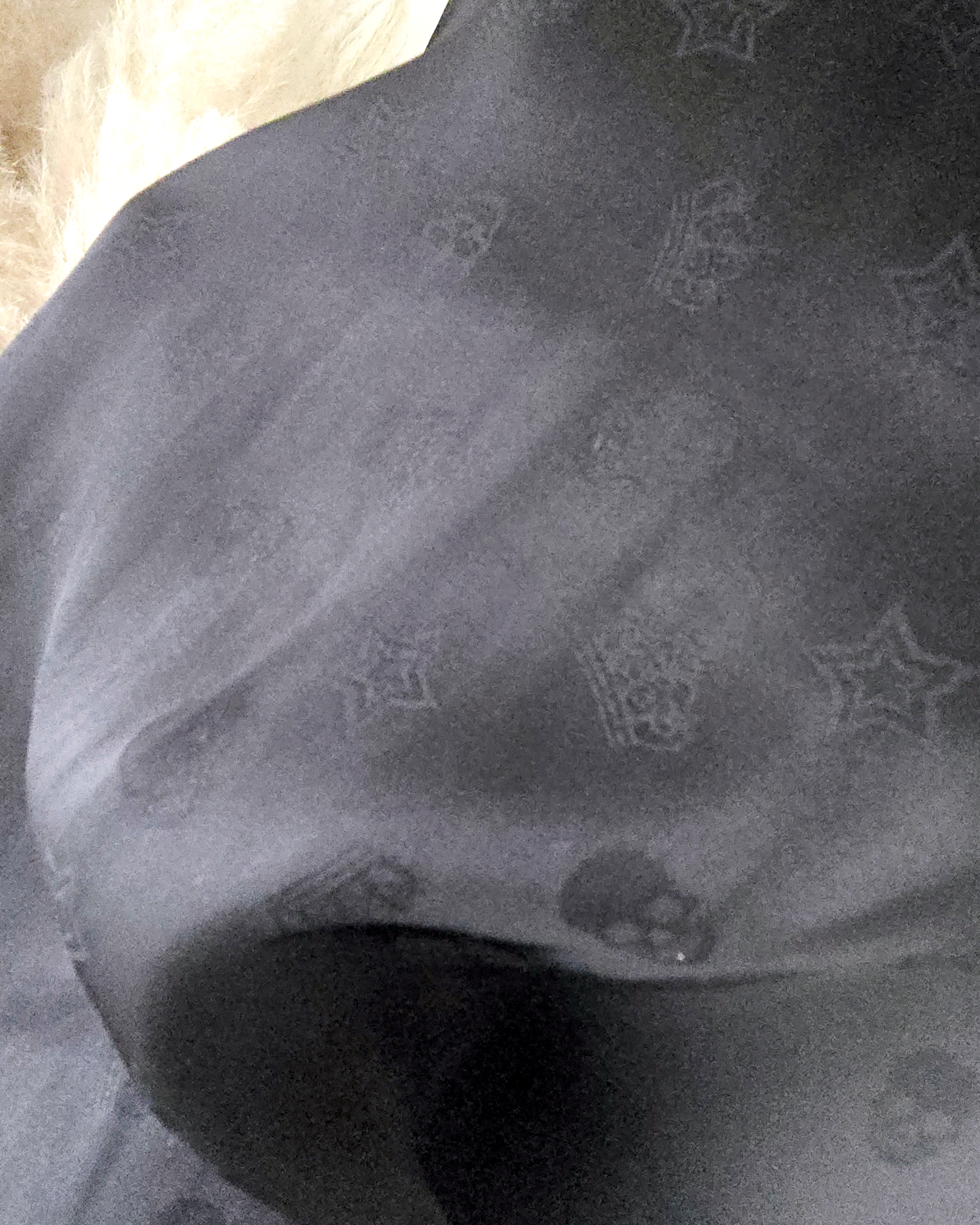 Robe noire skull en relief