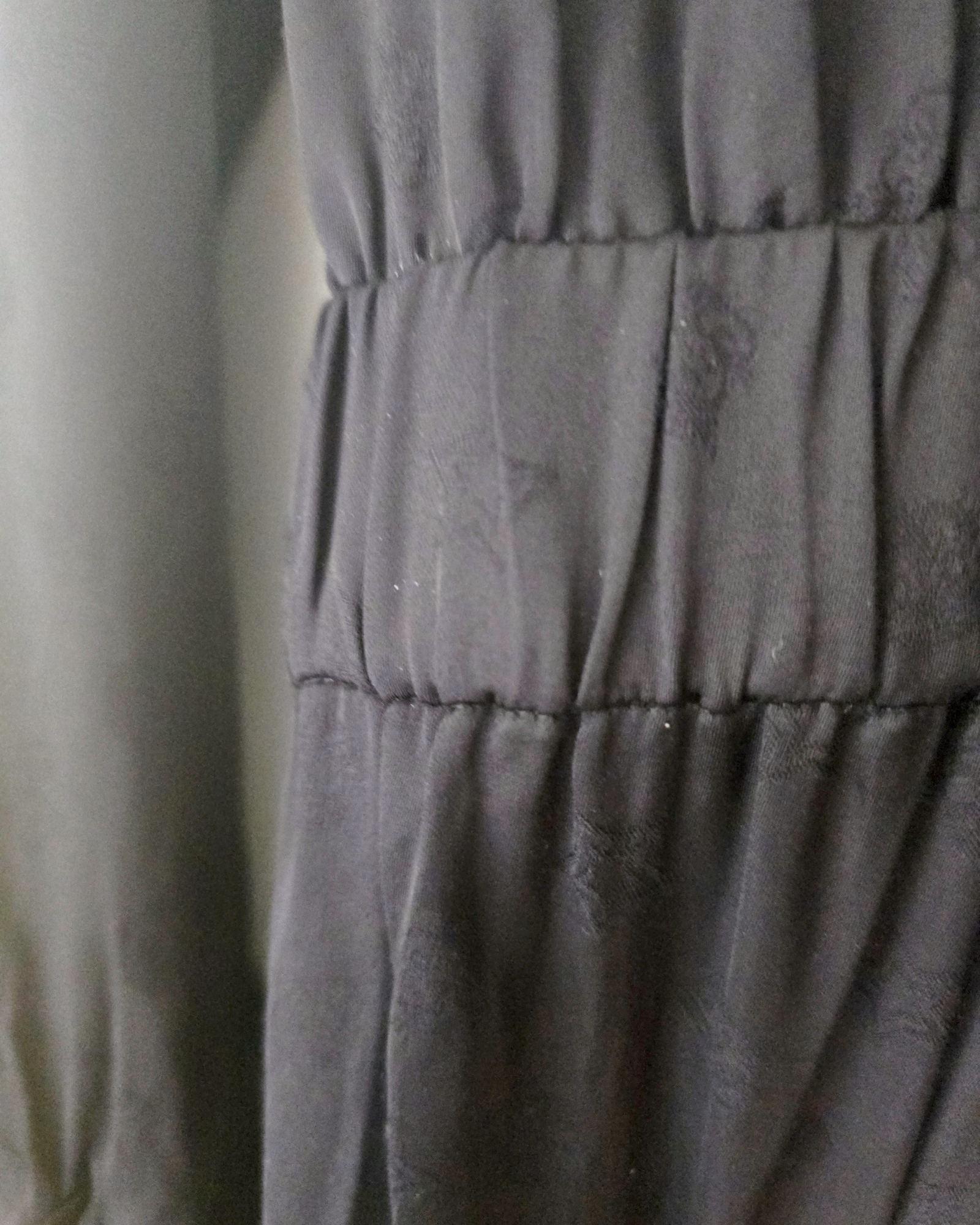 Robe noire skull en relief