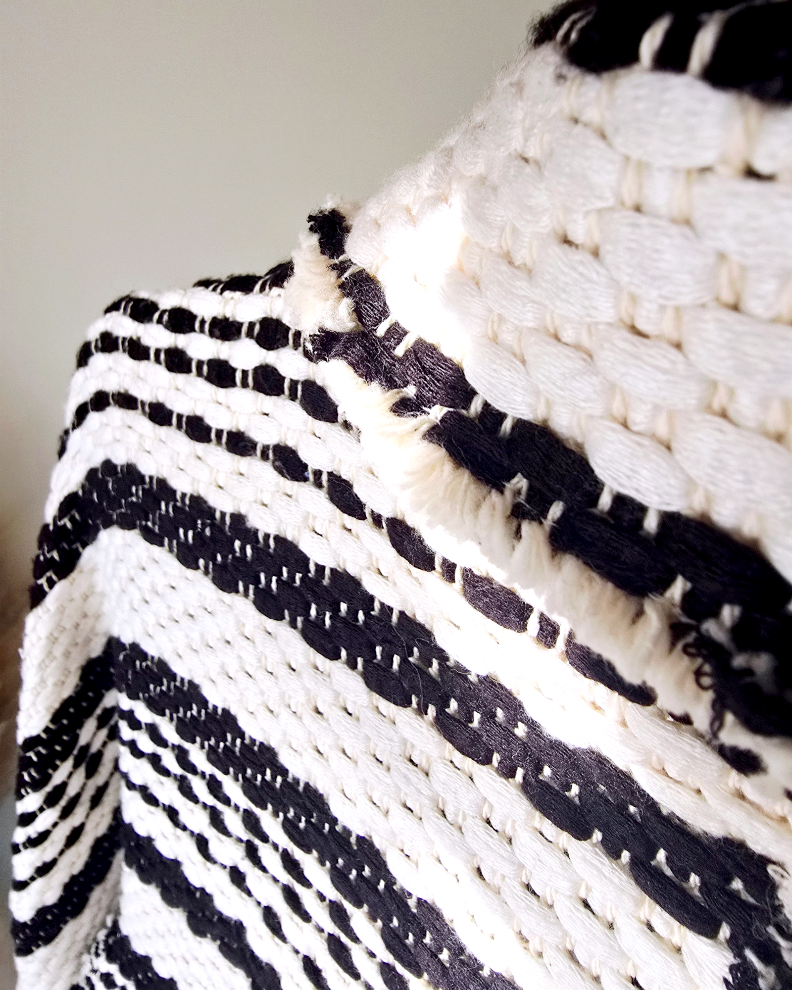 Gilet chaud ethnique noir et blanc - 𝐌𝐚𝐫𝐢𝐧𝐚𝟒𝟒𝐟𝐚𝐦𝐢𝐥𝐲