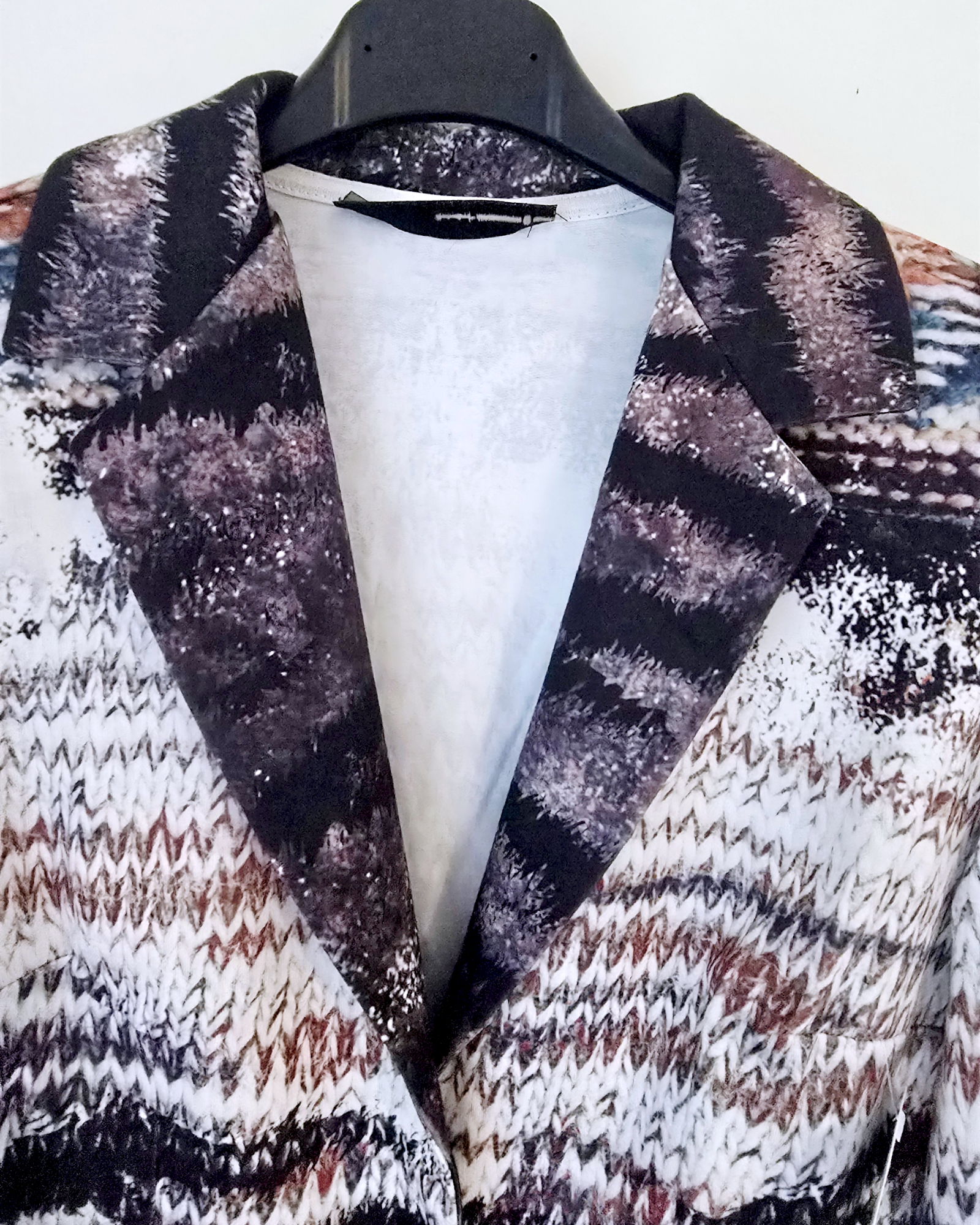 Veste cintrée à imprimé et strass