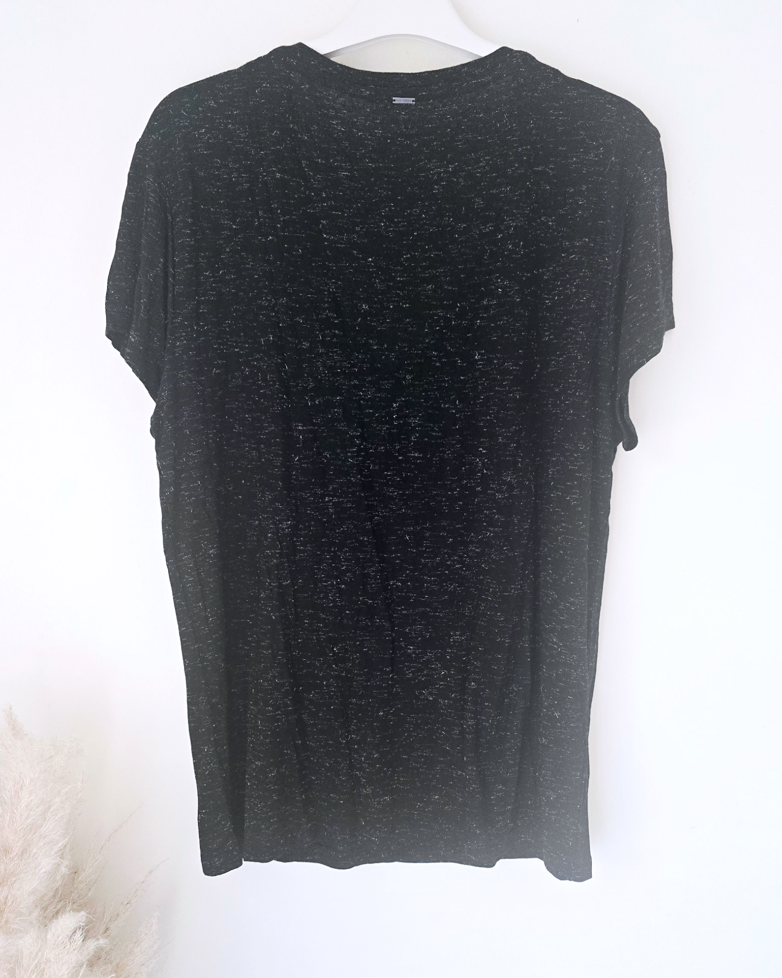 T-shirt noir avec perles bijoux