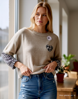 Pull beige chiné à maille chaude coeur léopard.