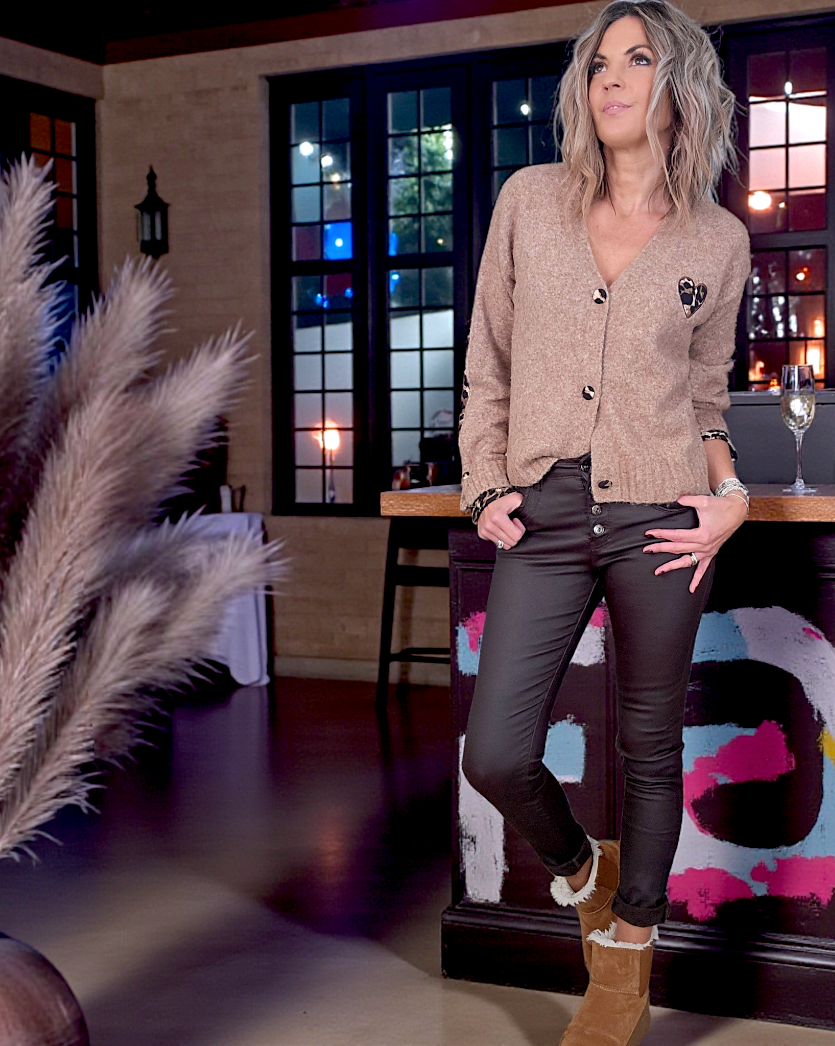 Cardigan beige chiné à maille chaude coeur léopard.