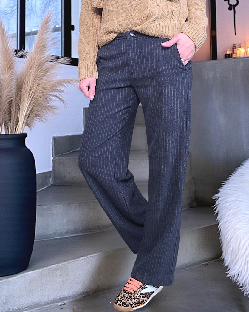 Pantalon droit gris anthracite à fines rayures tabac - 𝐌𝐚𝐫𝐢𝐧𝐚𝟒𝟒𝐟𝐚𝐦𝐢𝐥𝐲