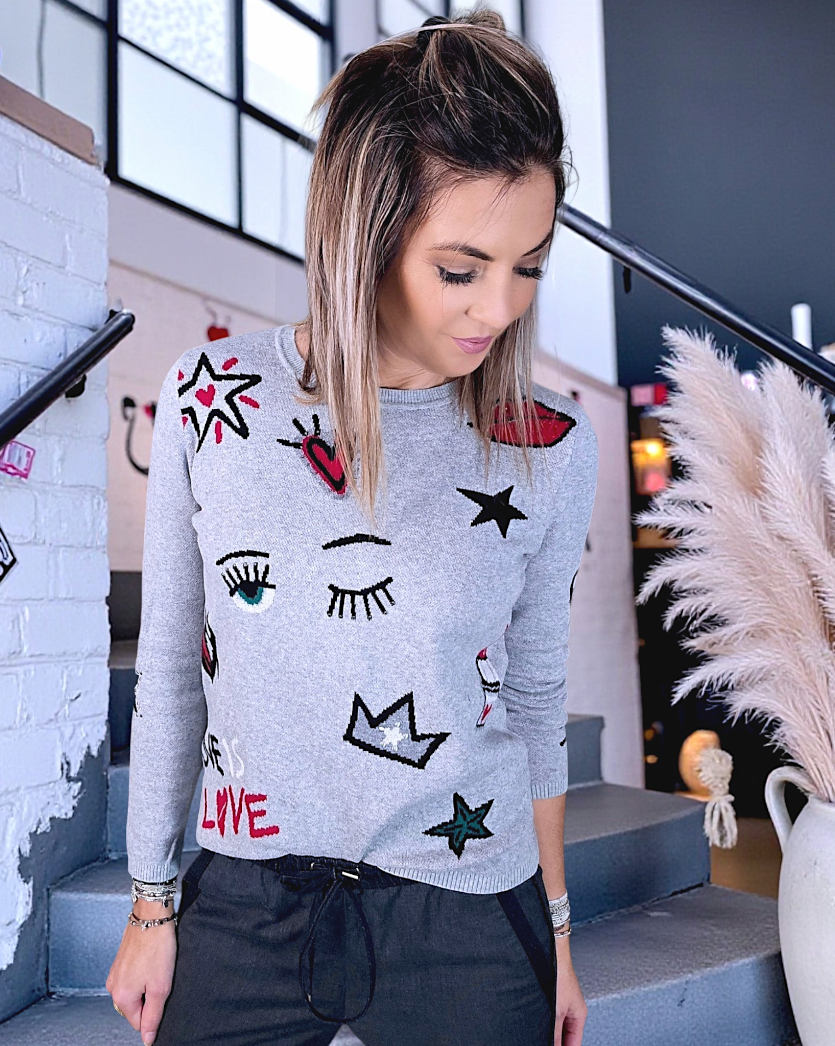 Pull gris à écussons - 𝐌𝐚𝐫𝐢𝐧𝐚𝟒𝟒𝐟𝐚𝐦𝐢𝐥𝐲