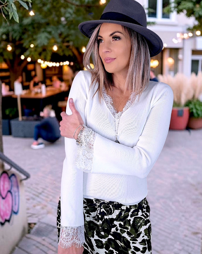 Pull blanc avec dentelle - 𝐌𝐚𝐫𝐢𝐧𝐚𝟒𝟒𝐟𝐚𝐦𝐢𝐥𝐲