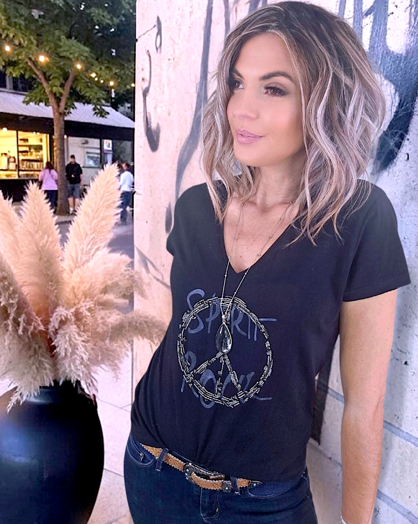 T-shirt noir à perles bijoux - 𝐌𝐚𝐫𝐢𝐧𝐚𝟒𝟒𝐟𝐚𝐦𝐢𝐥𝐲