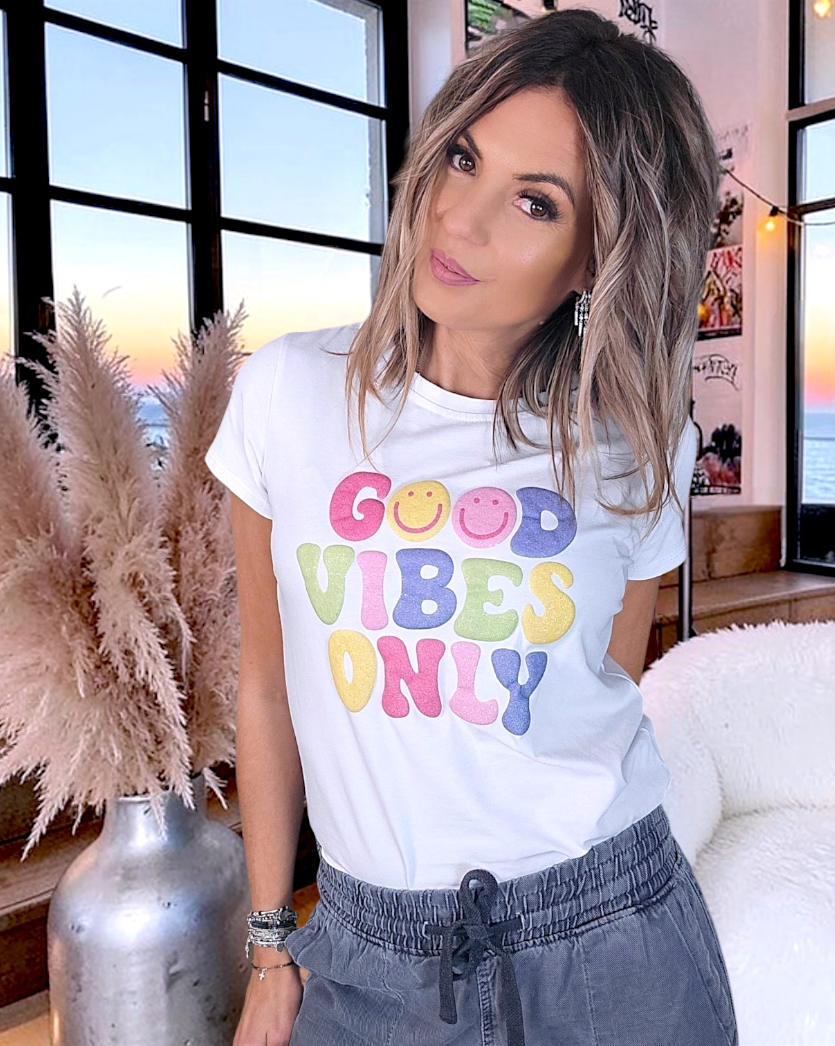 Tee-shirt blanc Good Vibes - 𝐌𝐚𝐫𝐢𝐧𝐚𝟒𝟒𝐟𝐚𝐦𝐢𝐥𝐲