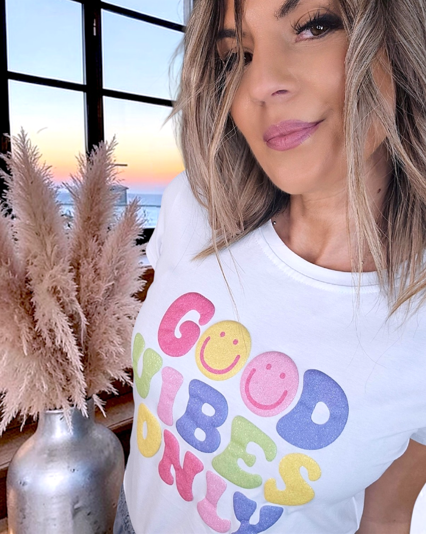 Tee-shirt blanc Good Vibes - 𝐌𝐚𝐫𝐢𝐧𝐚𝟒𝟒𝐟𝐚𝐦𝐢𝐥𝐲