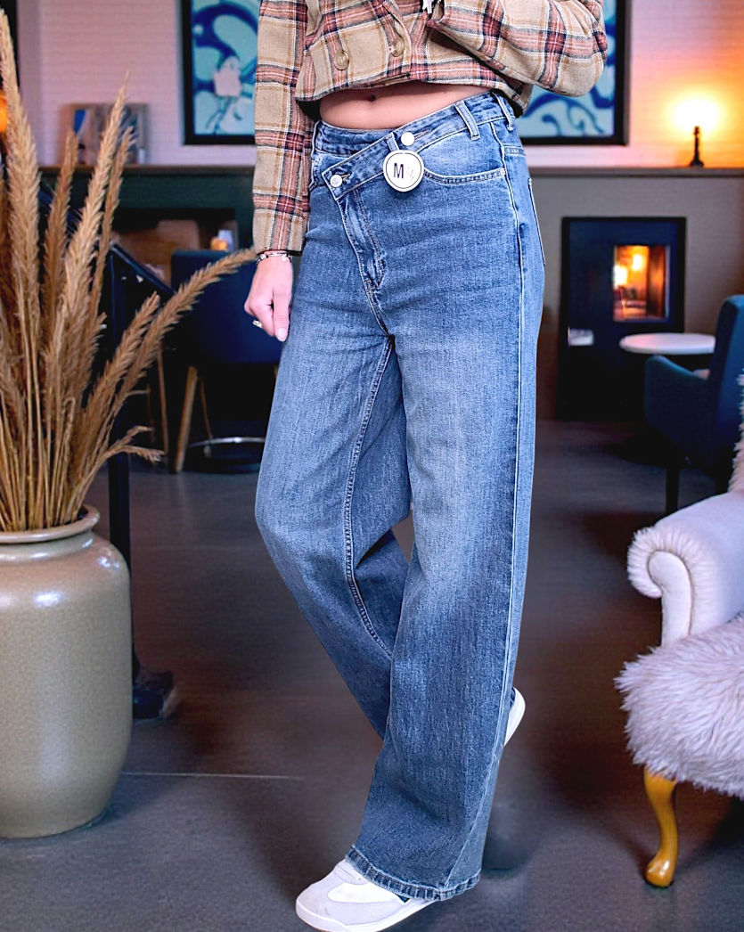 Jean bleu coupe droite à ceinture asymétrique. - 𝐌𝐚𝐫𝐢𝐧𝐚𝟒𝟒𝐟𝐚𝐦𝐢𝐥𝐲