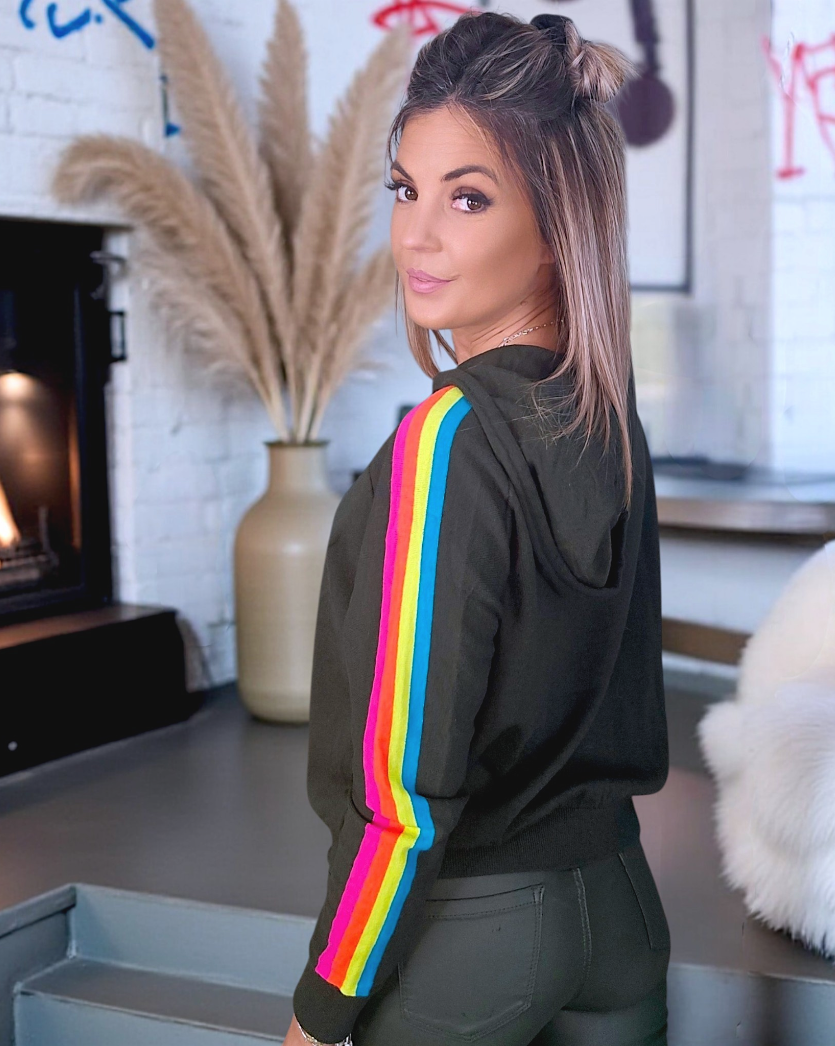 Pull vert kaki à manches arc-en-ciel fluo - 𝐌𝐚𝐫𝐢𝐧𝐚𝟒𝟒𝐟𝐚𝐦𝐢𝐥𝐲