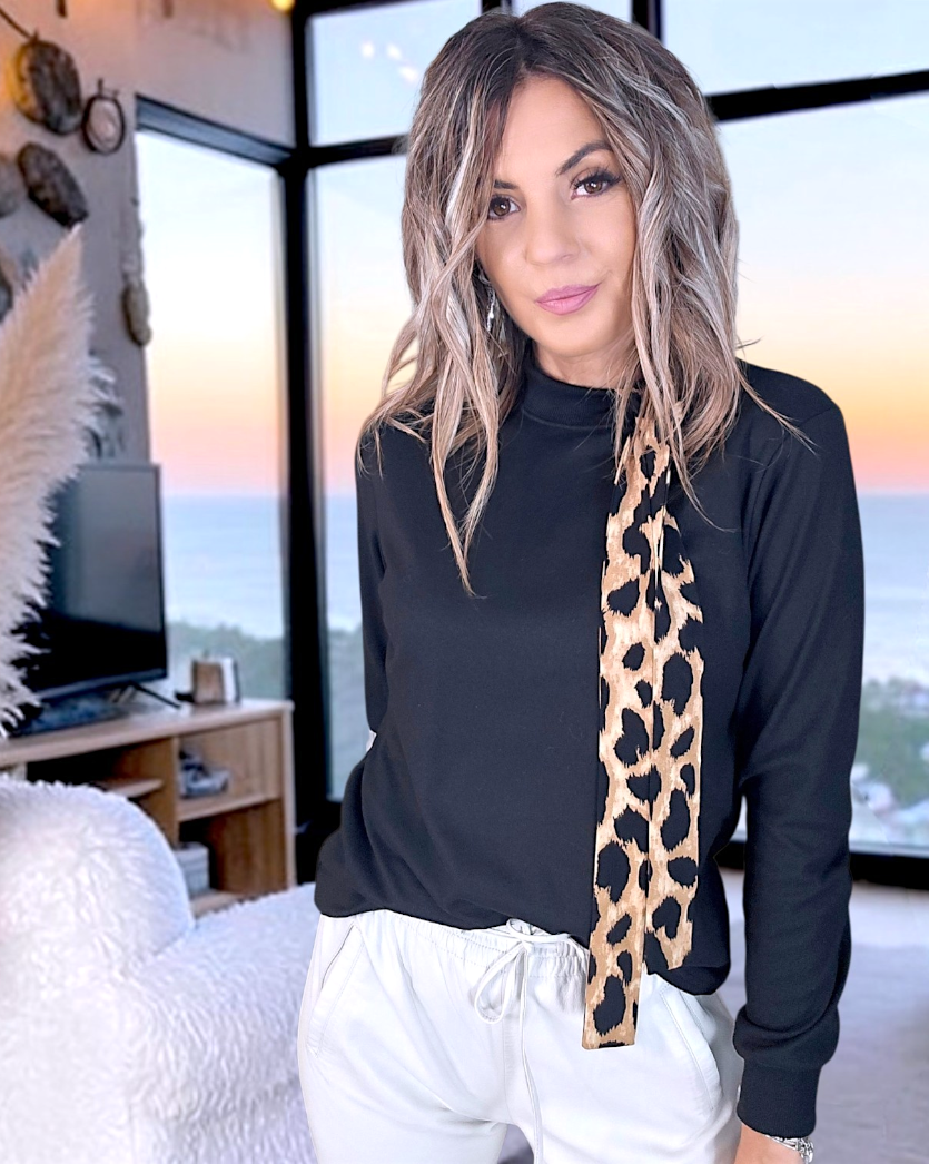 Sweat noir à cravate léopard - 𝐌𝐚𝐫𝐢𝐧𝐚𝟒𝟒𝐟𝐚𝐦𝐢𝐥𝐲