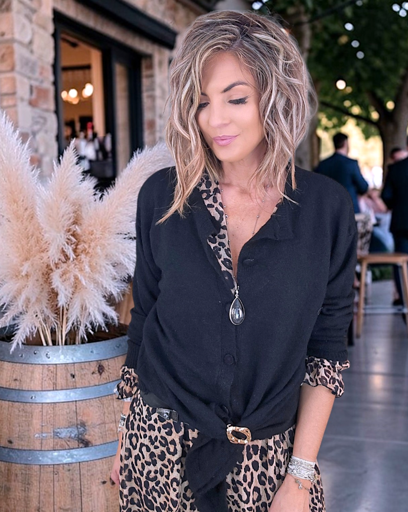 Cardigan noir à boucle dorée - 𝐌𝐚𝐫𝐢𝐧𝐚𝟒𝟒𝐟𝐚𝐦𝐢𝐥𝐲