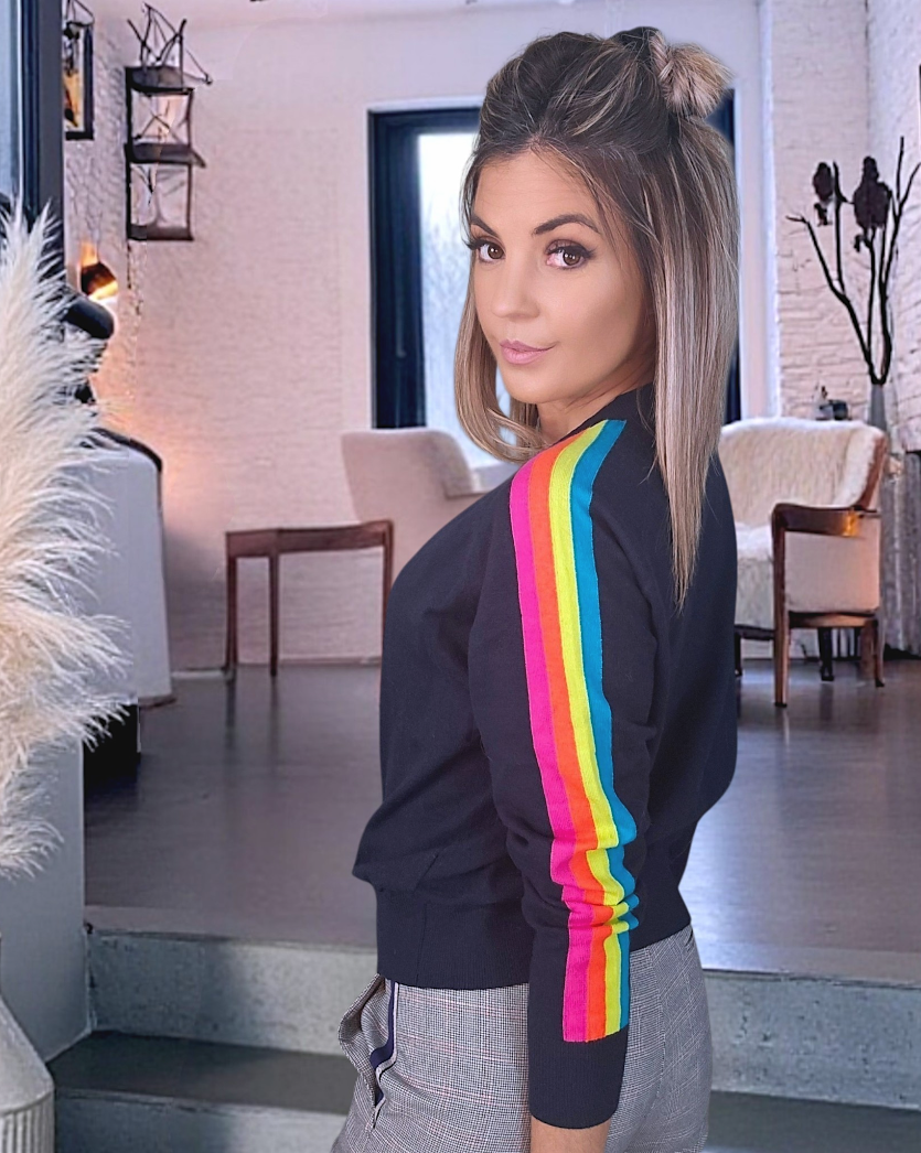 Pull bleu marine manches arc-en-ciel fluo - 𝐌𝐚𝐫𝐢𝐧𝐚𝟒𝟒𝐟𝐚𝐦𝐢𝐥𝐲