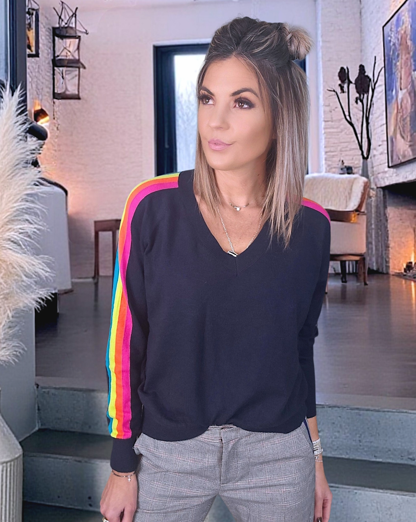 Pull bleu marine manches arc-en-ciel fluo - 𝐌𝐚𝐫𝐢𝐧𝐚𝟒𝟒𝐟𝐚𝐦𝐢𝐥𝐲