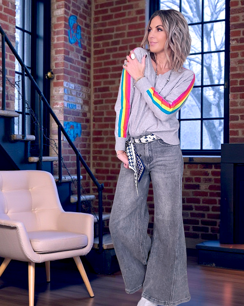 Pull gris clair à bandes latérales arc-en-ciel - 𝐌𝐚𝐫𝐢𝐧𝐚𝟒𝟒𝐟𝐚𝐦𝐢𝐥𝐲
