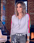 Pull gris clair à bandes latérales arc-en-ciel - 𝐌𝐚𝐫𝐢𝐧𝐚𝟒𝟒𝐟𝐚𝐦𝐢𝐥𝐲