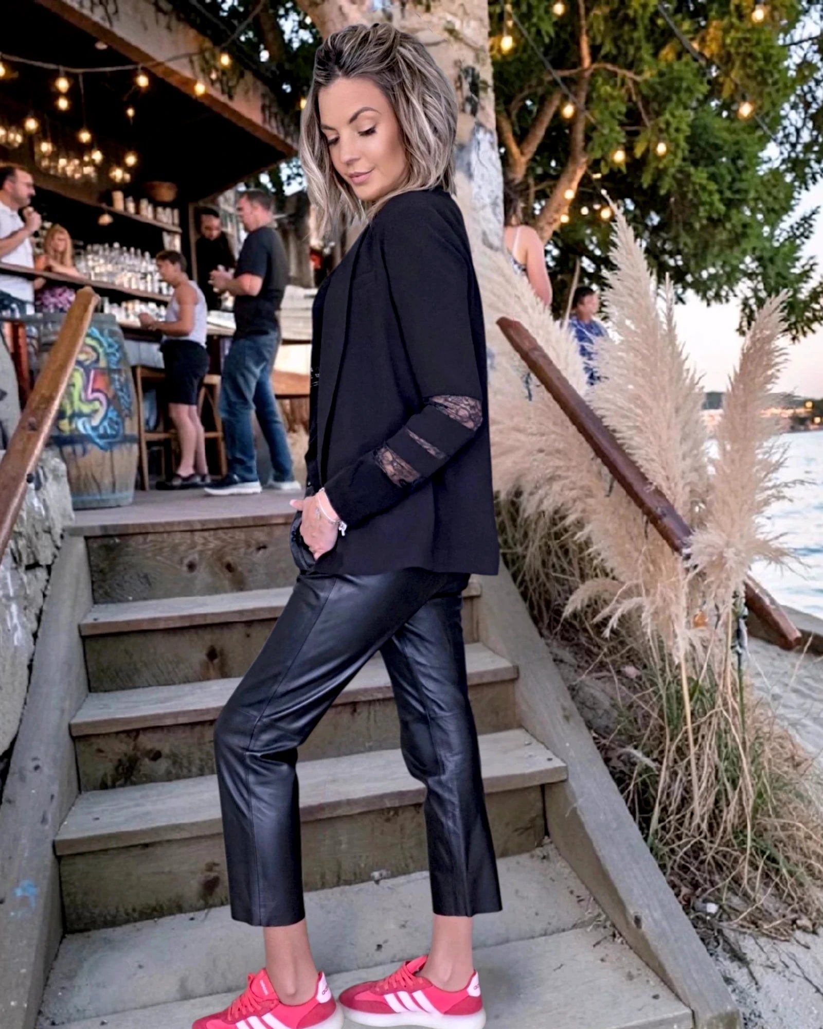 Veste noire à manches ajourées - 𝐌𝐚𝐫𝐢𝐧𝐚𝟒𝟒𝐟𝐚𝐦𝐢𝐥𝐲