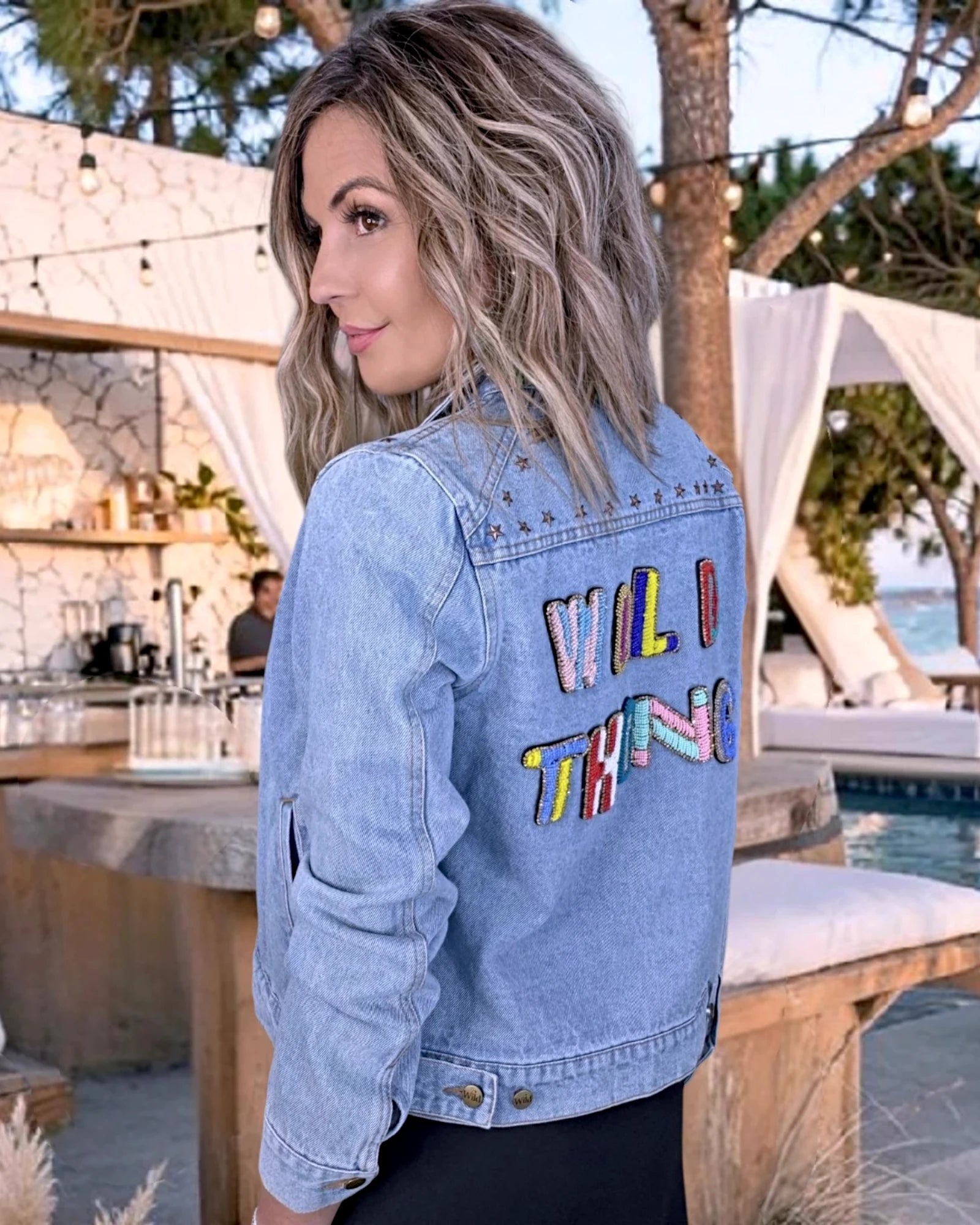 Veste en jean avec inscriptions perlées au dos - 𝐌𝐚𝐫𝐢𝐧𝐚𝟒𝟒𝐟𝐚𝐦𝐢𝐥𝐲