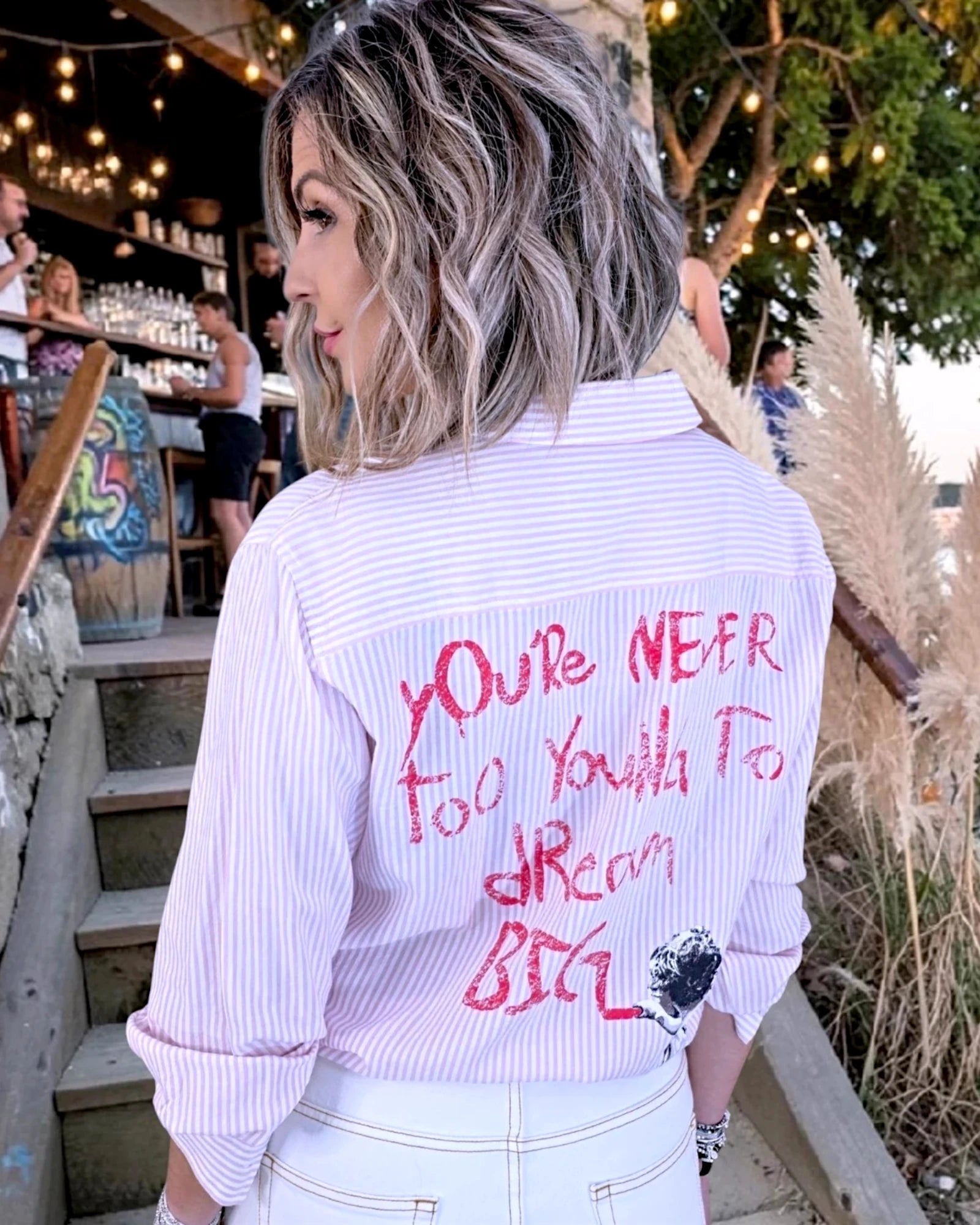 Chemise rayée rose à inscription au dos - 𝐌𝐚𝐫𝐢𝐧𝐚𝟒𝟒𝐟𝐚𝐦𝐢𝐥𝐲