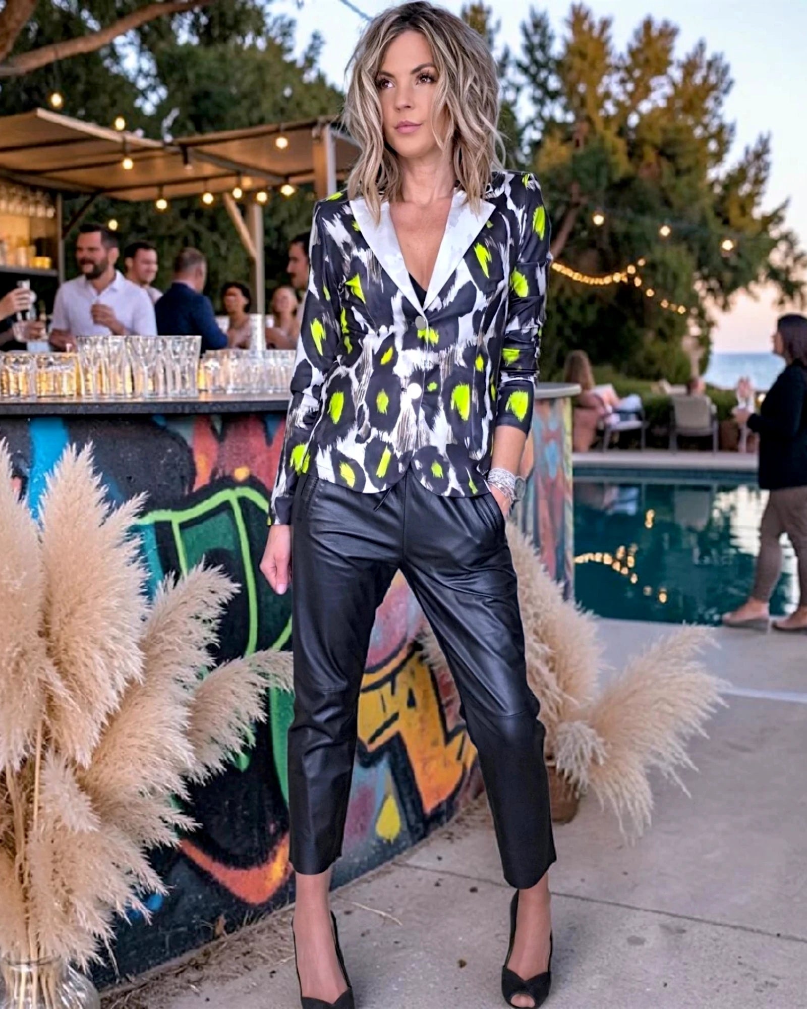 Veste cintrée noire à imprimé léopard jaune fluo - 𝐌𝐚𝐫𝐢𝐧𝐚𝟒𝟒𝐟𝐚𝐦𝐢𝐥𝐲