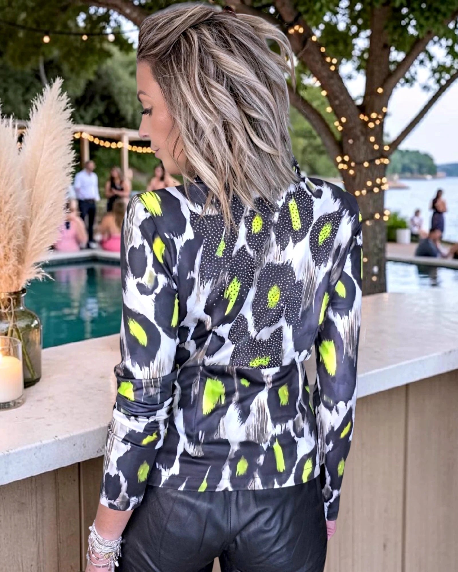 Veste cintrée noire à imprimé léopard jaune fluo - 𝐌𝐚𝐫𝐢𝐧𝐚𝟒𝟒𝐟𝐚𝐦𝐢𝐥𝐲