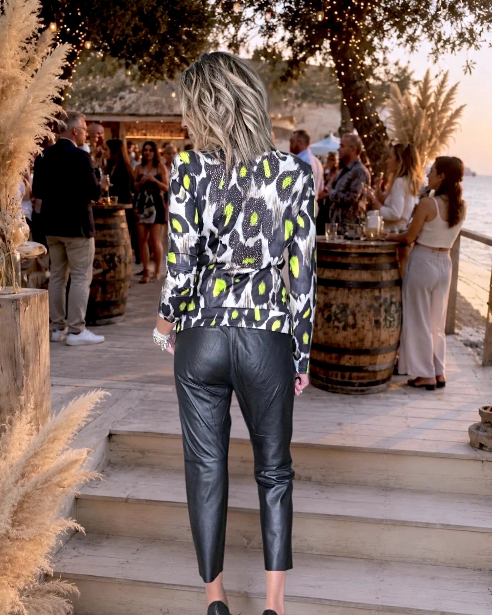 Veste cintrée noire à imprimé léopard jaune fluo - 𝐌𝐚𝐫𝐢𝐧𝐚𝟒𝟒𝐟𝐚𝐦𝐢𝐥𝐲