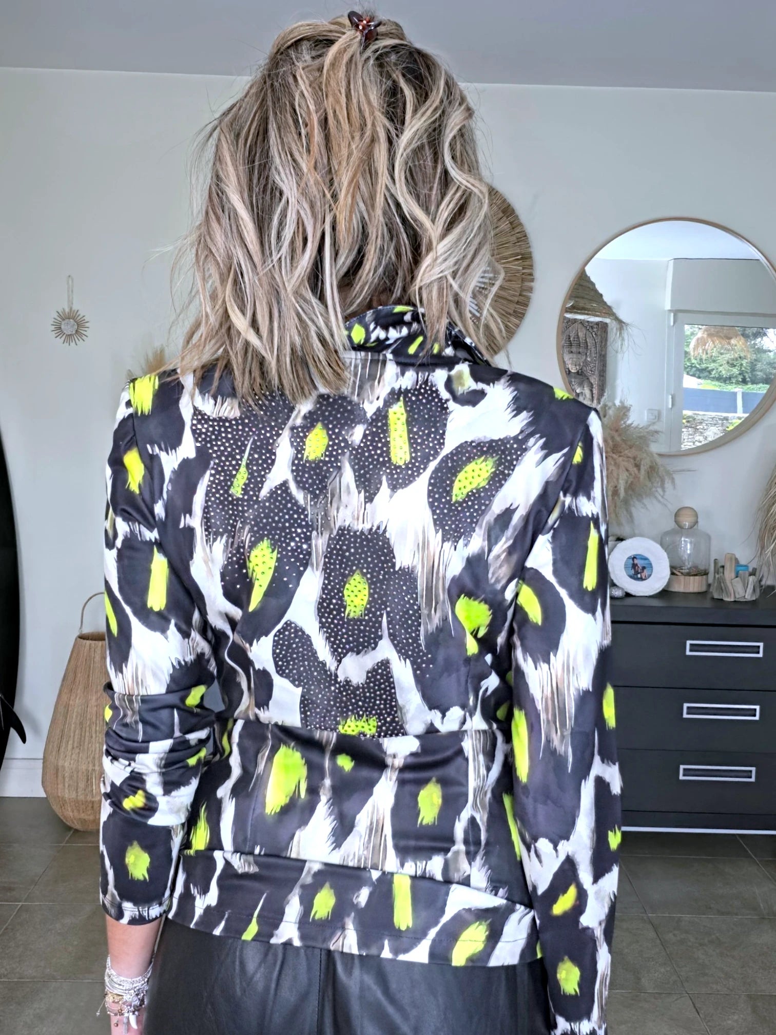 Veste cintrée noire à imprimé léopard jaune fluo - 𝐌𝐚𝐫𝐢𝐧𝐚𝟒𝟒𝐟𝐚𝐦𝐢𝐥𝐲
