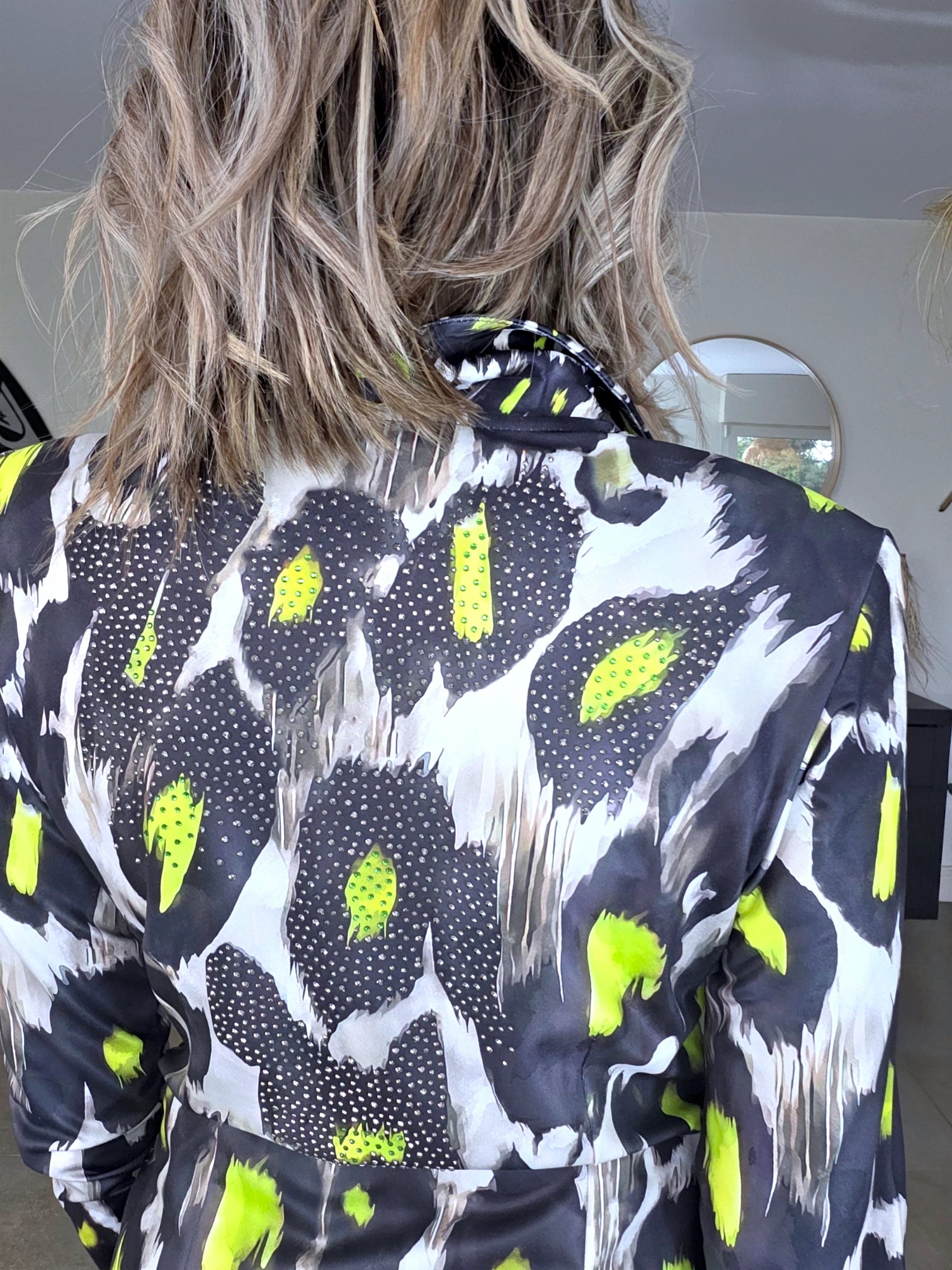 Veste cintrée noire à imprimé léopard jaune fluo - 𝐌𝐚𝐫𝐢𝐧𝐚𝟒𝟒𝐟𝐚𝐦𝐢𝐥𝐲