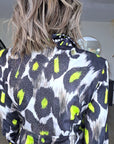 Veste cintrée noire à imprimé léopard jaune fluo - 𝐌𝐚𝐫𝐢𝐧𝐚𝟒𝟒𝐟𝐚𝐦𝐢𝐥𝐲