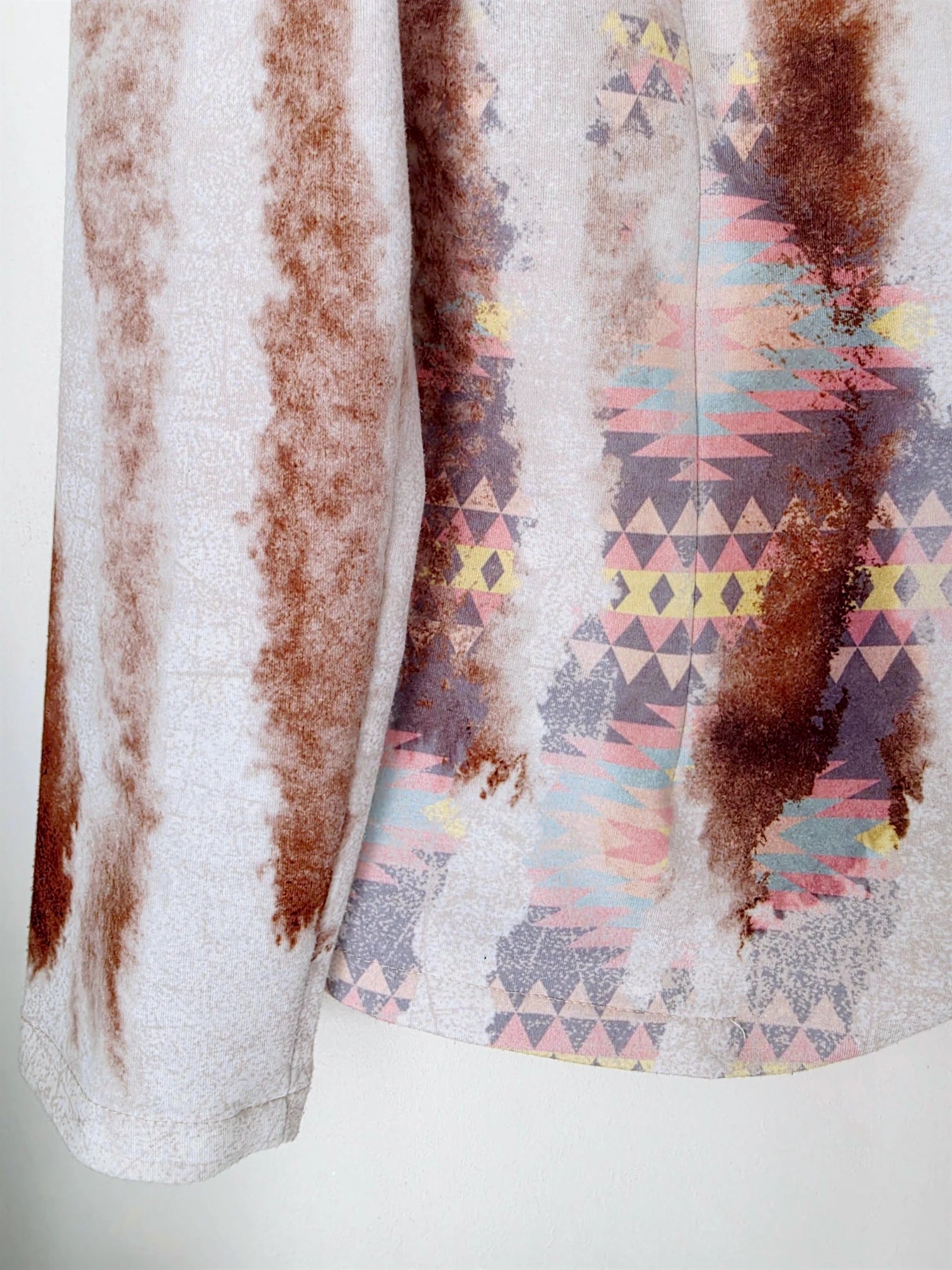 Veste cintrée tie and dye munie de strass au dos.