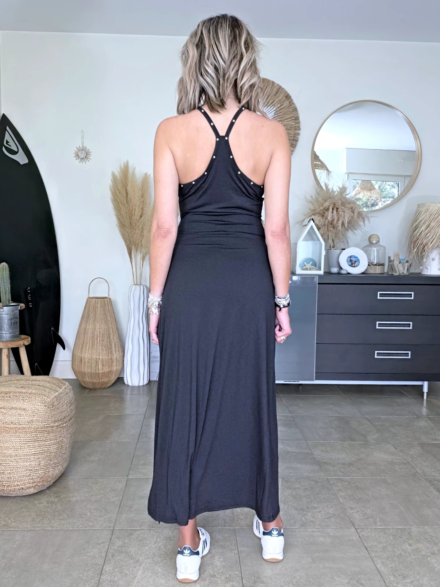 Robe longue noire cloutée