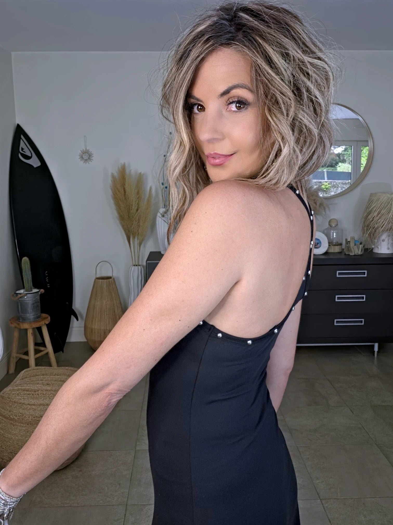 Robe longue noire cloutée
