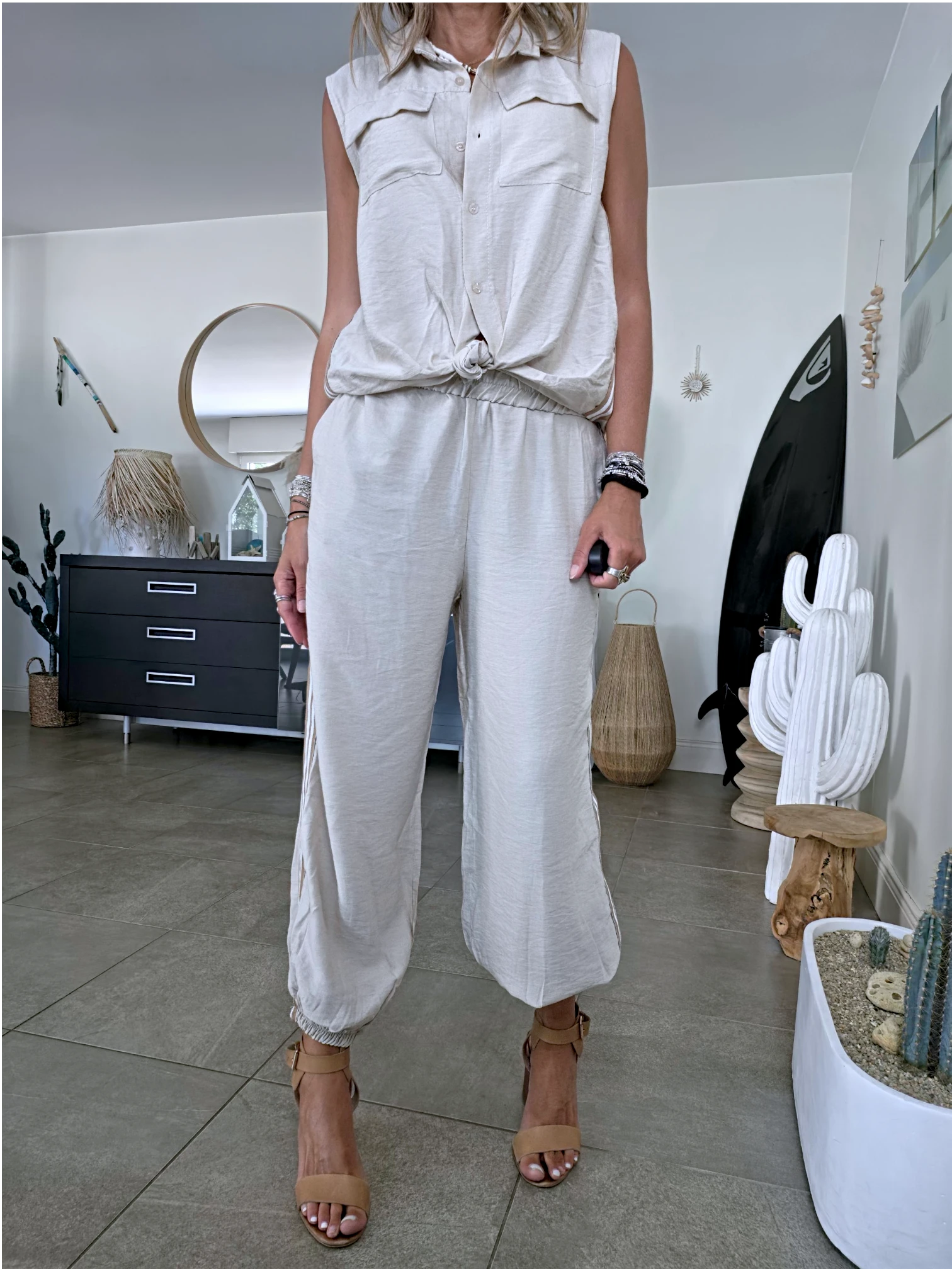 Ensemble beige haut + pantalon à bandes latérales