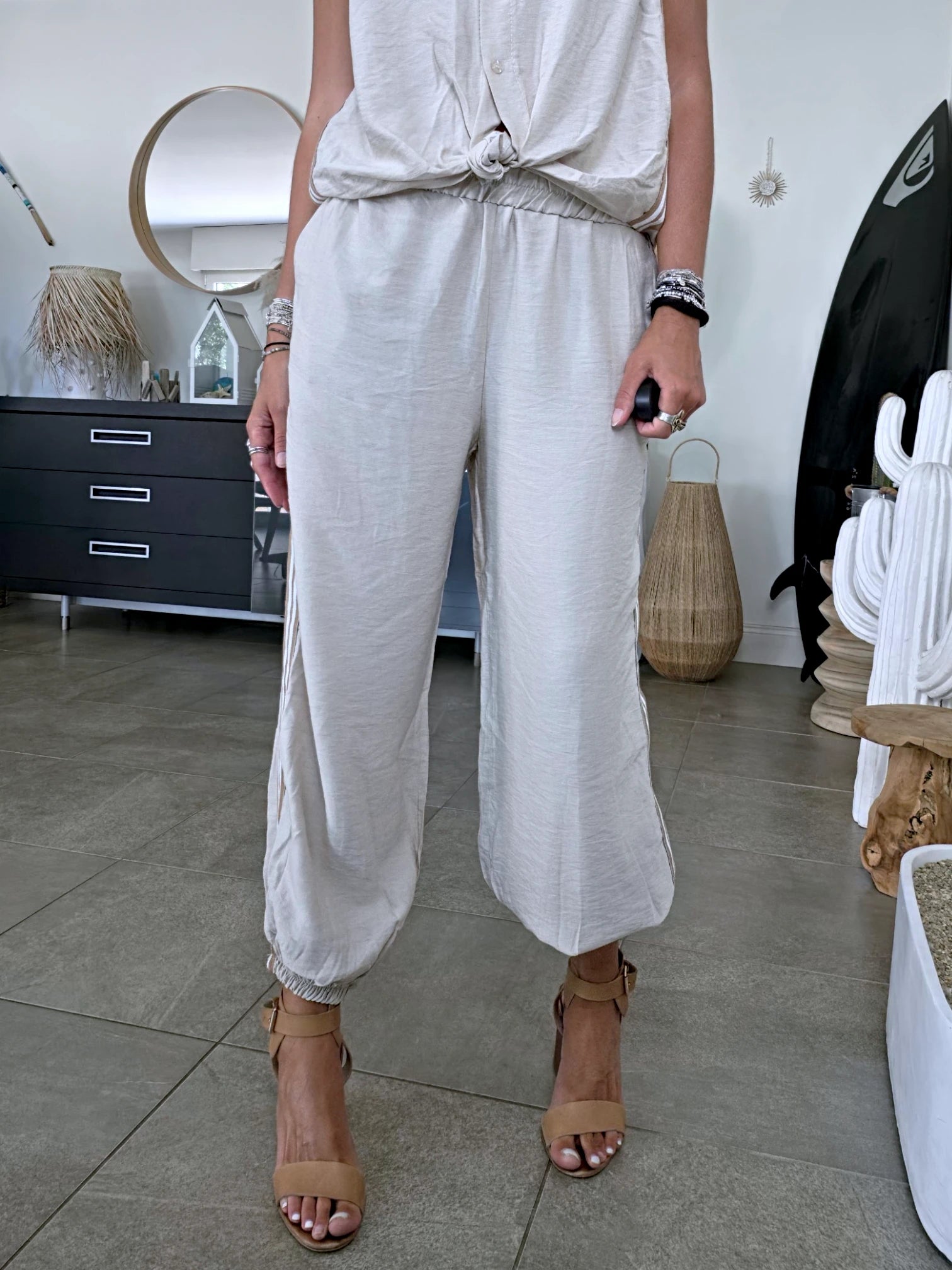 Ensemble beige haut + pantalon à bandes latérales
