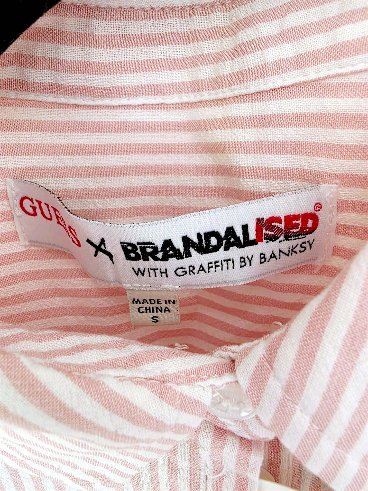 Chemise rayée rose à inscription au dos