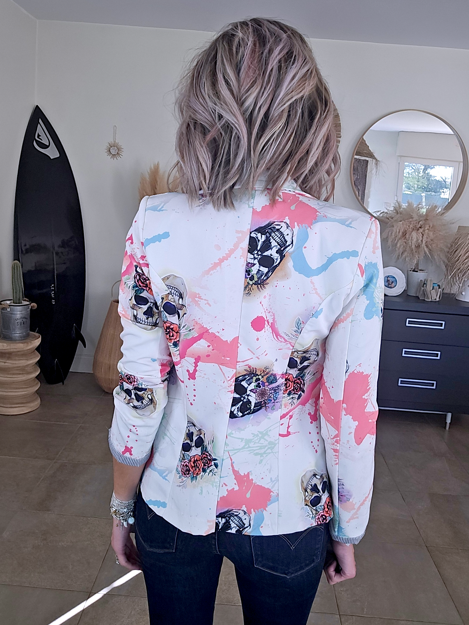 Veste blanche cintrée à imprimé skull - 𝐌𝐚𝐫𝐢𝐧𝐚𝟒𝟒𝐟𝐚𝐦𝐢𝐥𝐲