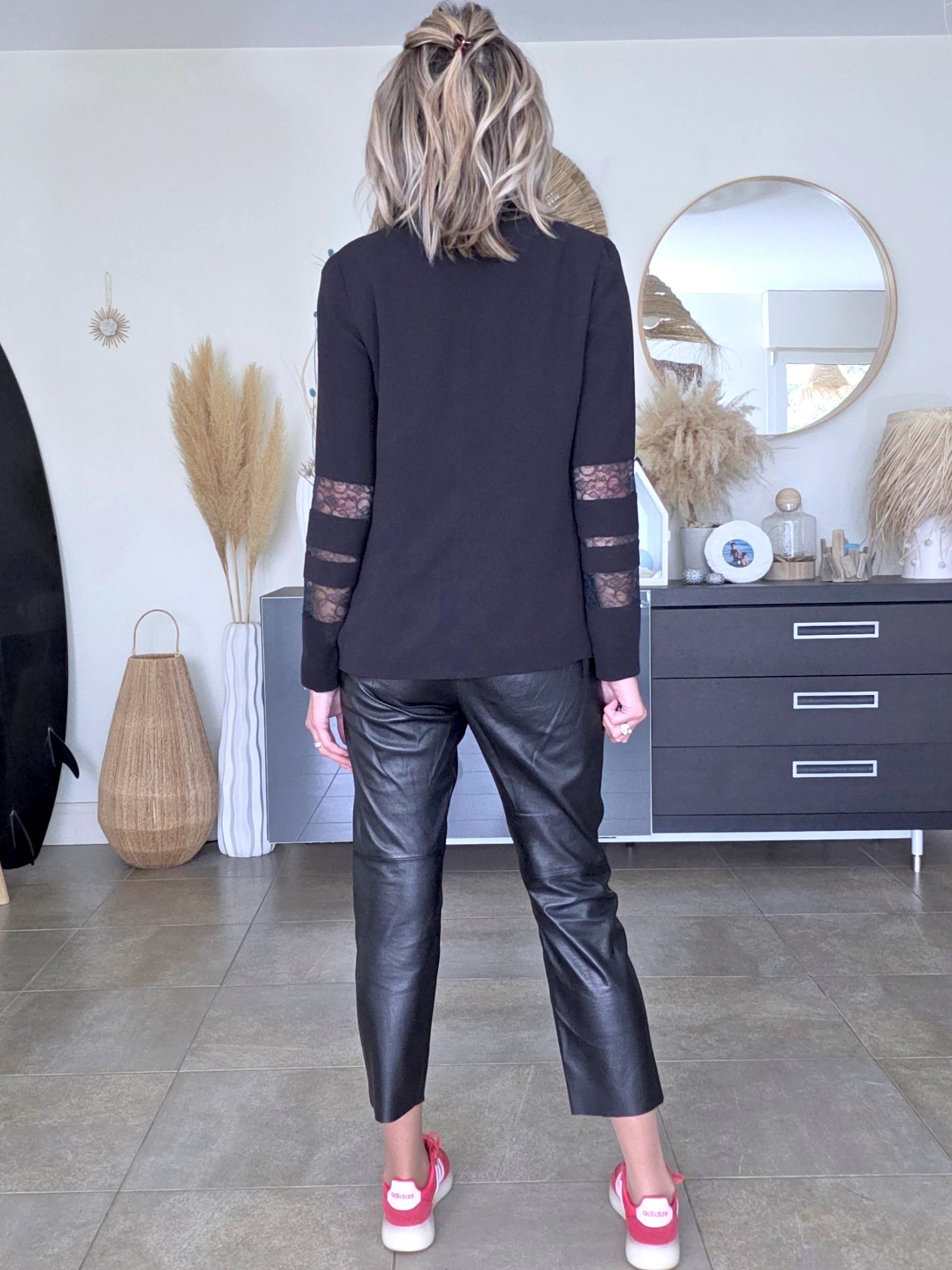 Veste noire à manches ajourées - 𝐌𝐚𝐫𝐢𝐧𝐚𝟒𝟒𝐟𝐚𝐦𝐢𝐥𝐲
