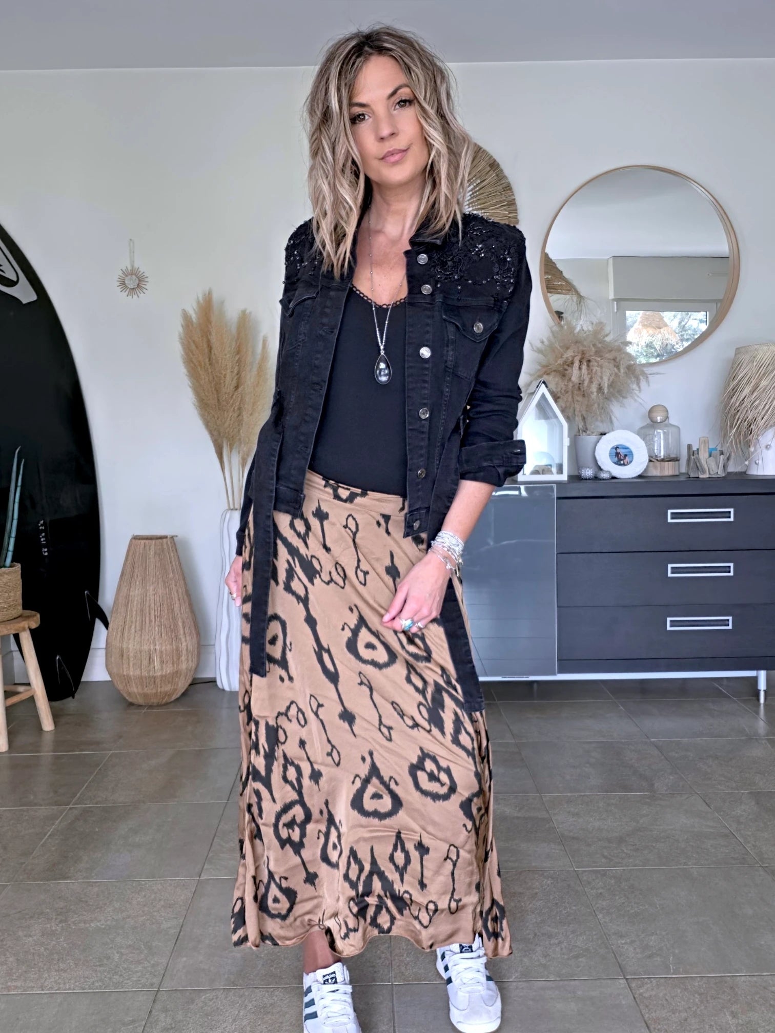 Jupe beige à imprimé noir