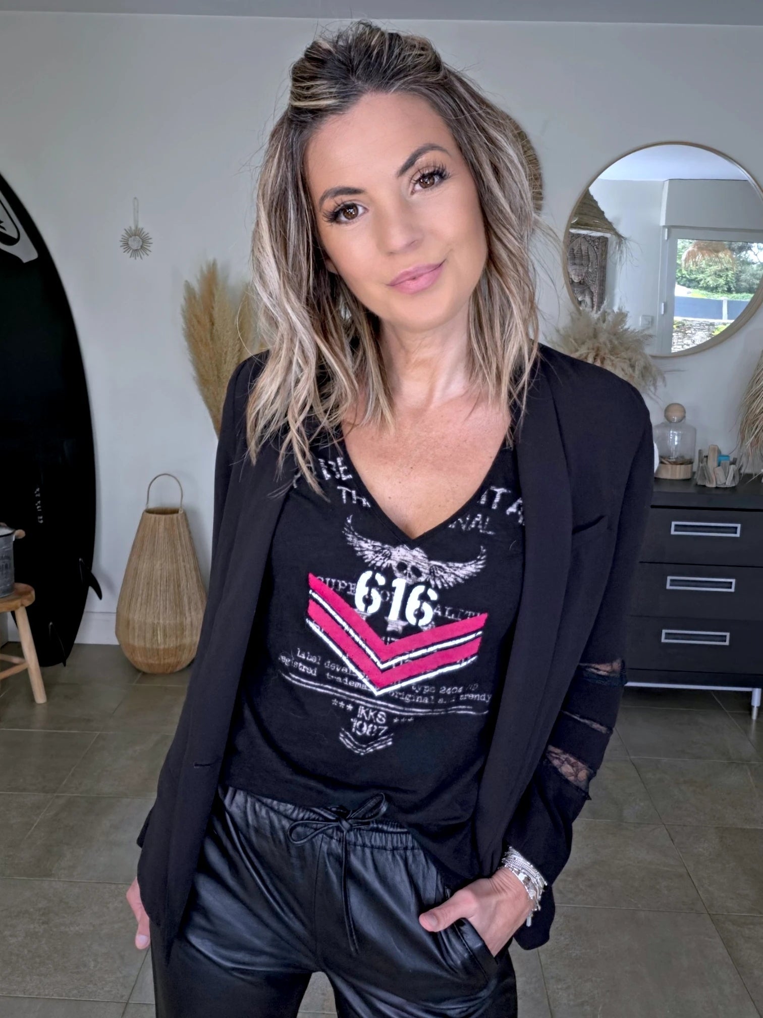 Veste noire à manches ajourées - 𝐌𝐚𝐫𝐢𝐧𝐚𝟒𝟒𝐟𝐚𝐦𝐢𝐥𝐲