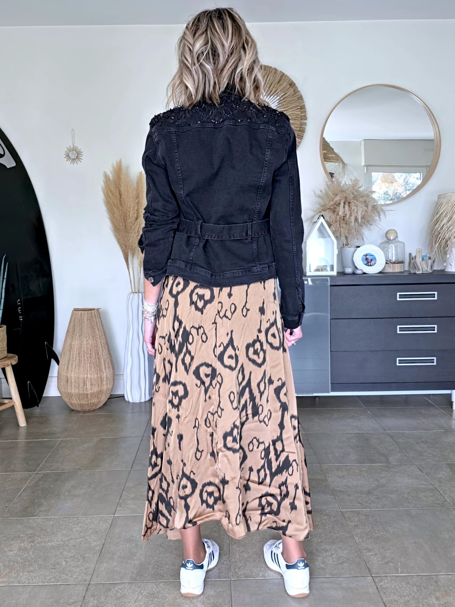 Veste en jean noire perlée