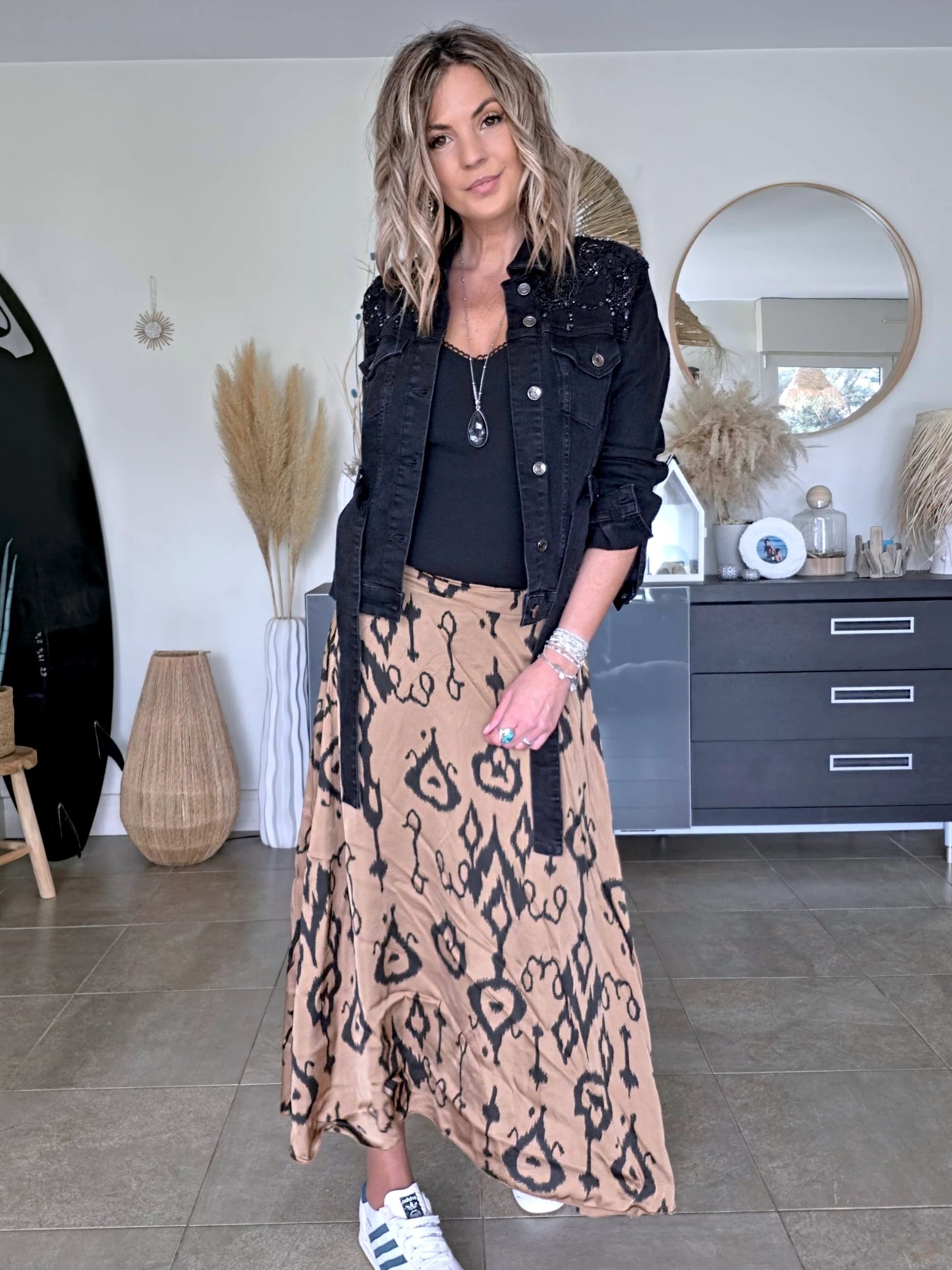 Veste en jean noire perlée