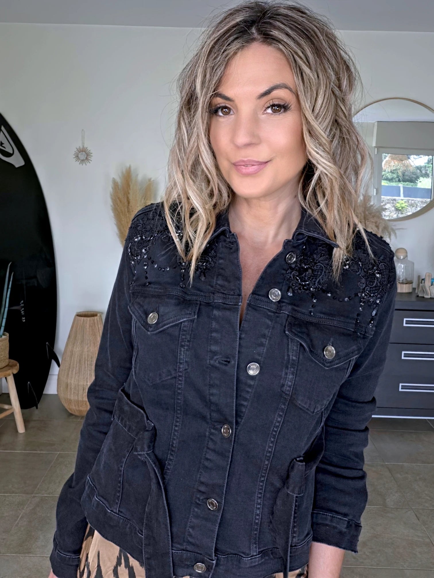 Veste en jean noire perlée