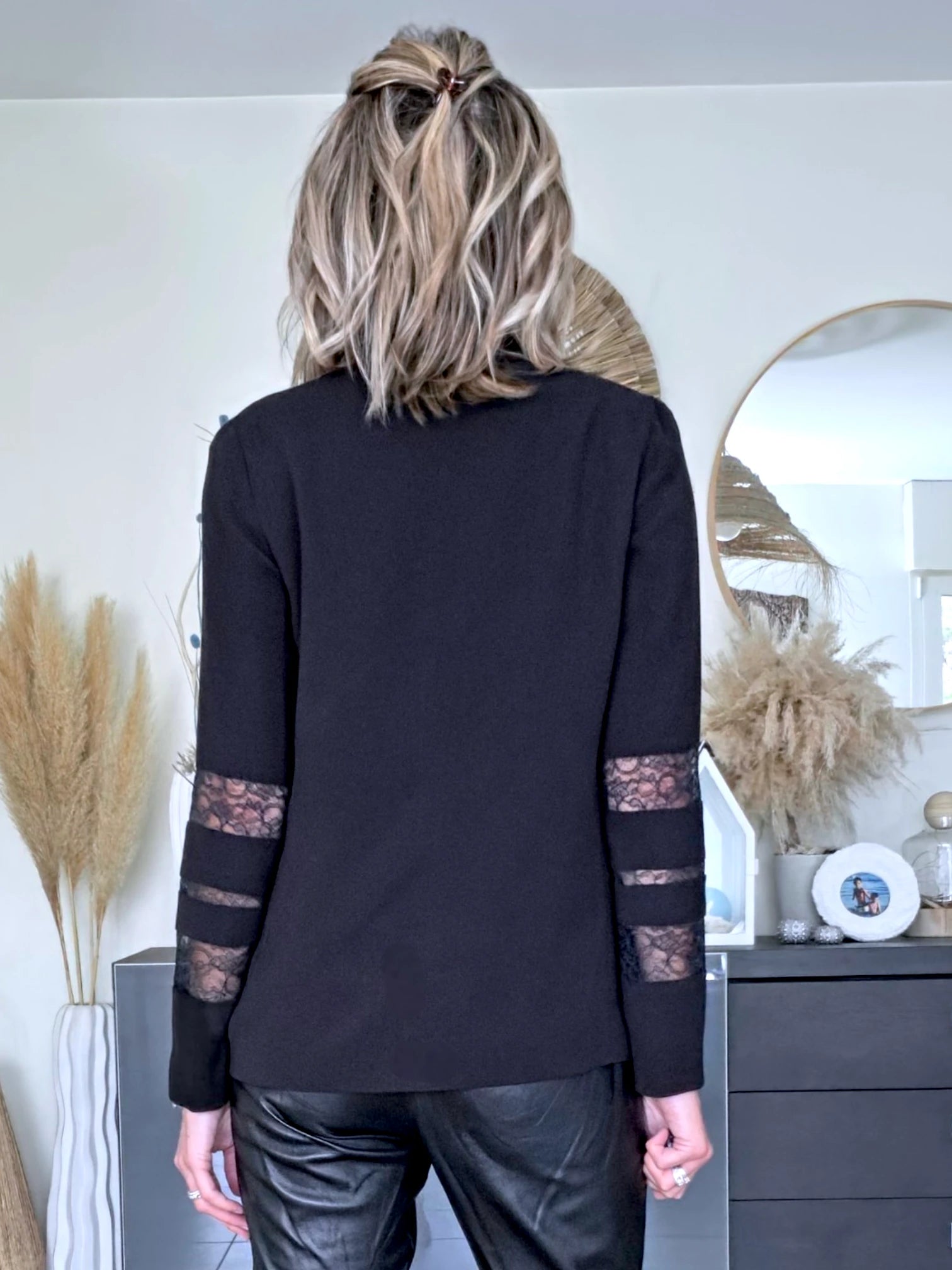 Veste noire à manches ajourées - 𝐌𝐚𝐫𝐢𝐧𝐚𝟒𝟒𝐟𝐚𝐦𝐢𝐥𝐲