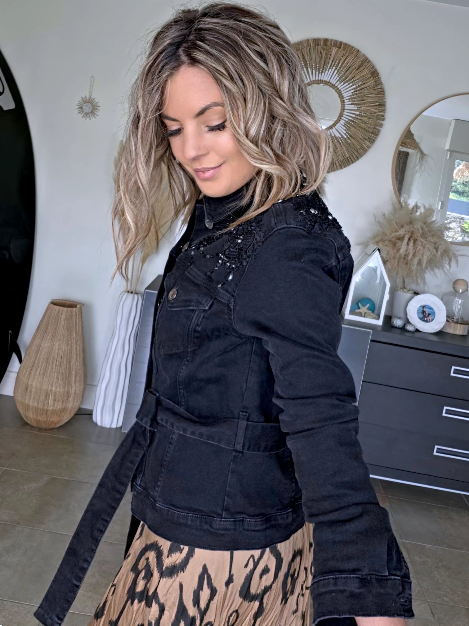 Veste en jean noire perlée